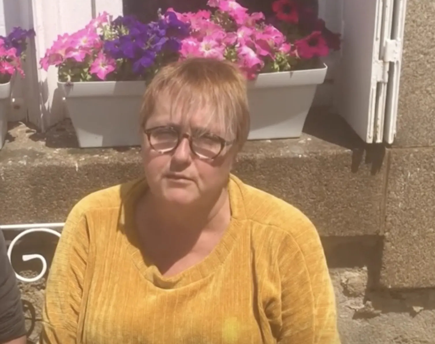 ZIEN: Nadège wordt verzorgd na ongelukje