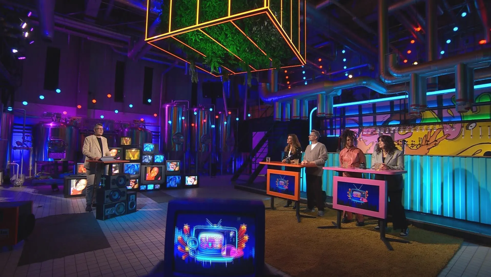 Dio en Geza Weizs vs. Fabienne de Vries en Sylvana Simons(De Grote Muziekquiz)