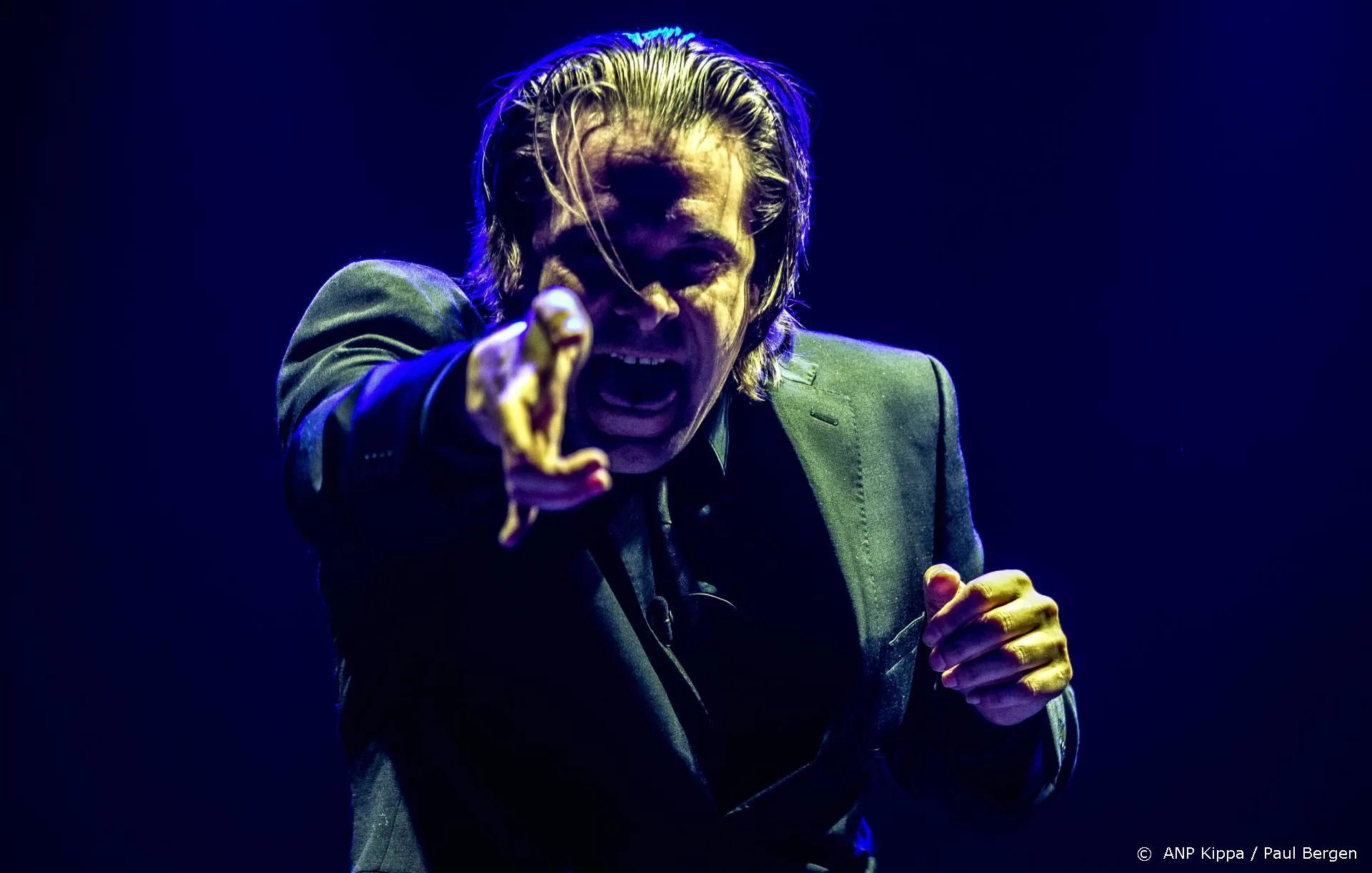 Hans Teeuwen haalt in filmpje hard uit naar Ernst Kuipers