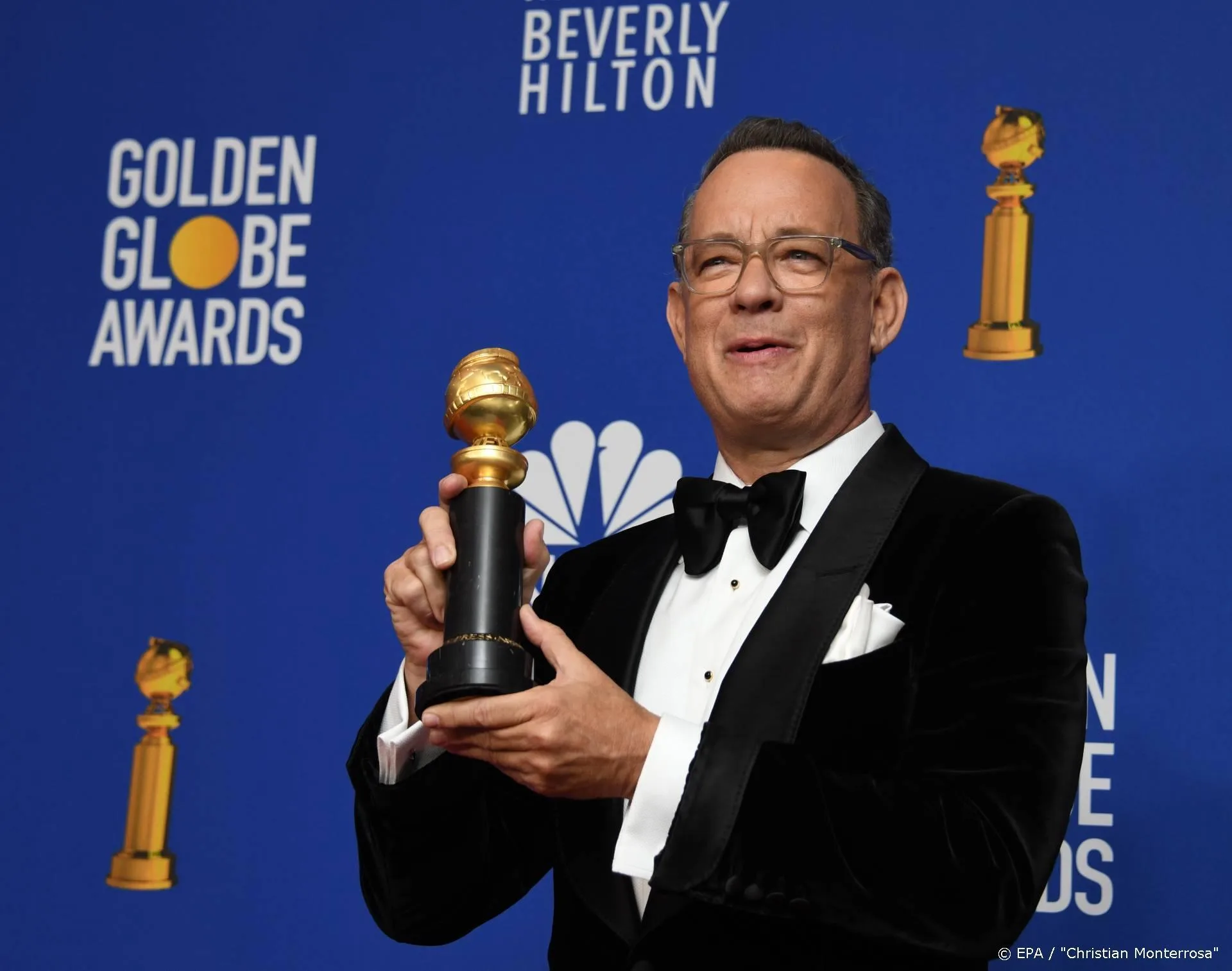 Tom Hanks deelt pandemiediploma's uit
