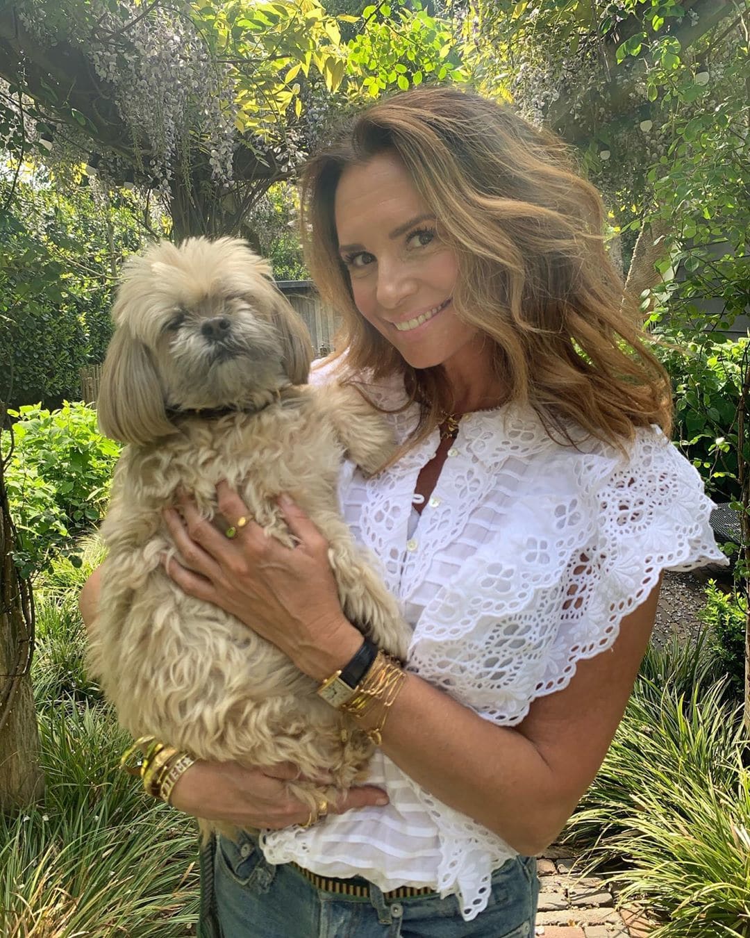 Leontine geniet in huispak van haar tuin