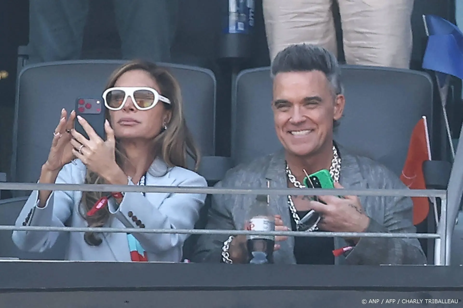 Robbie Williams reageert op 'cocaïne uit neus': 'Pepermuntje'