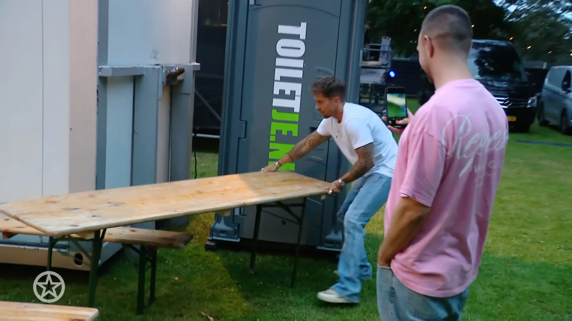 André Hazes haalt een grapje uit met Mart Hoogkamer