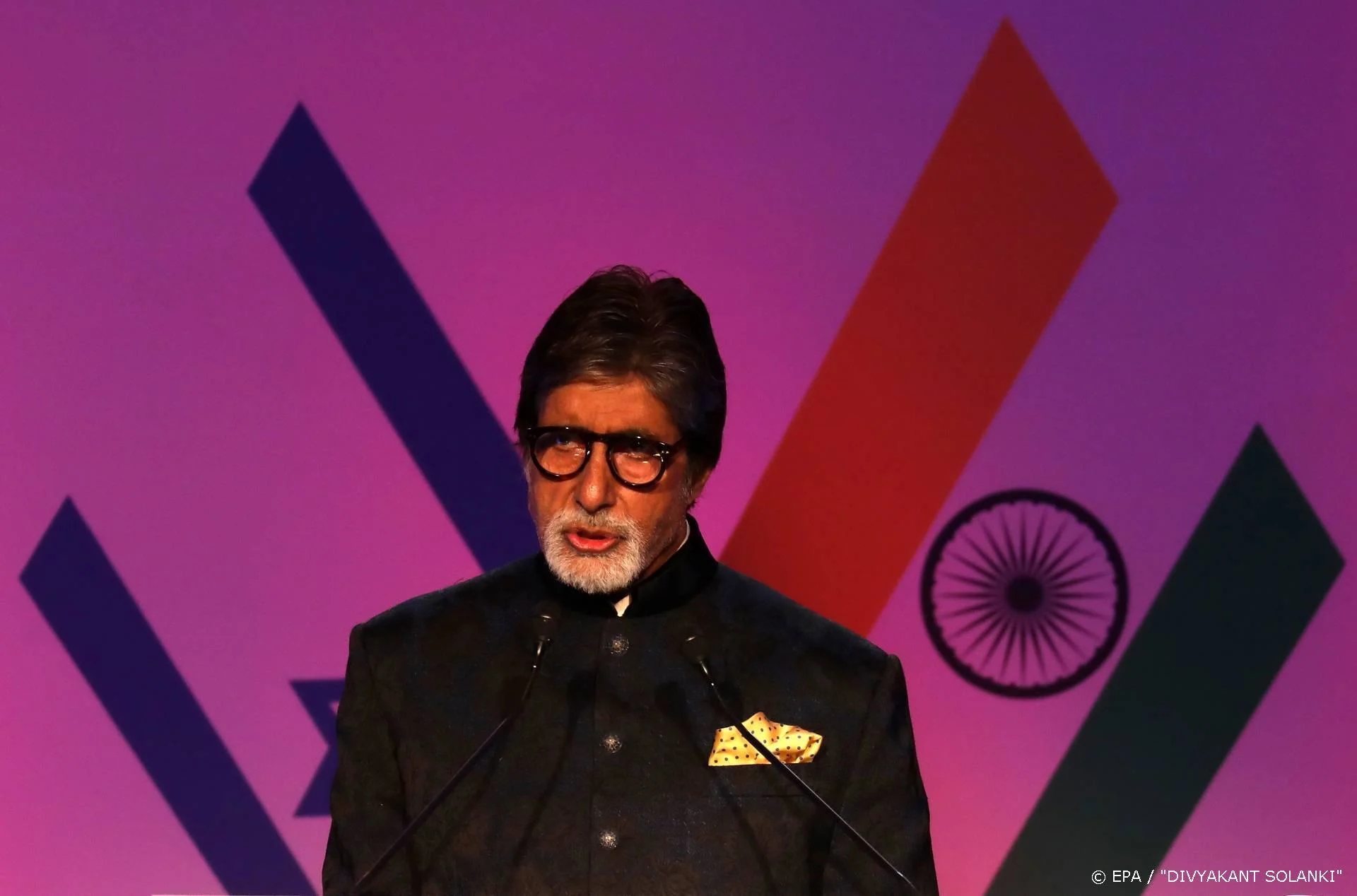 Bollywoodster Amitabh Bachchan met coronabesmetting in ziekenhuis