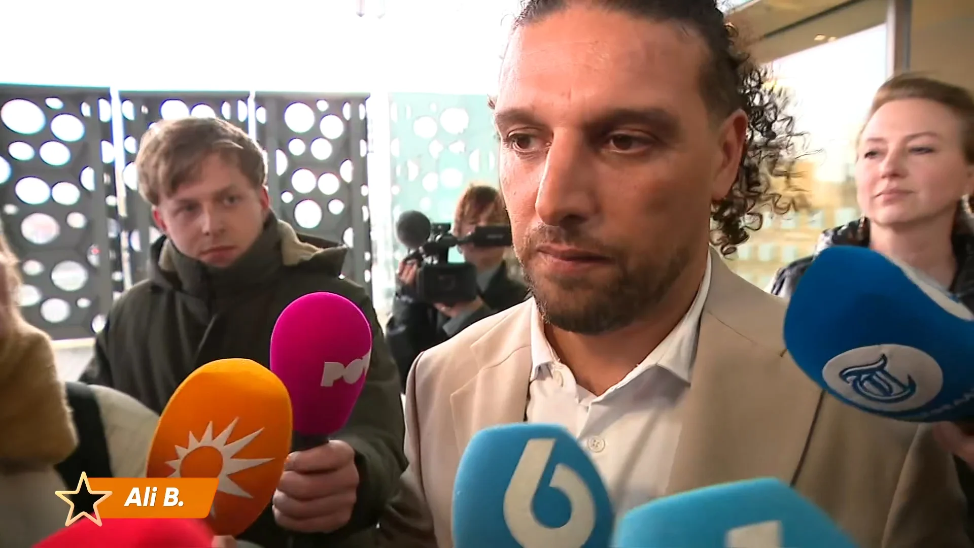 Ali B staat pers voorzichtig te woord na eerste zittingsdag hoger beroep