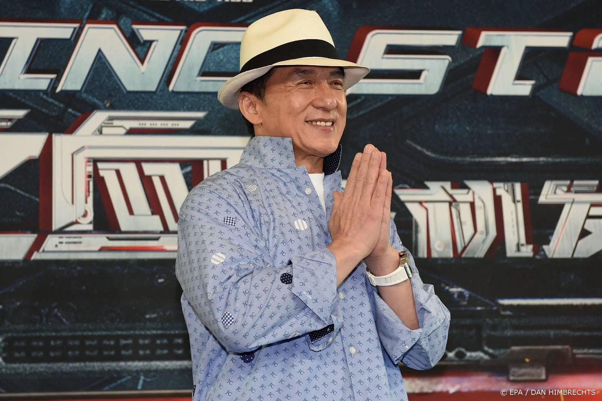 Jackie Chan draagt olympische vlam over Chinese Muur