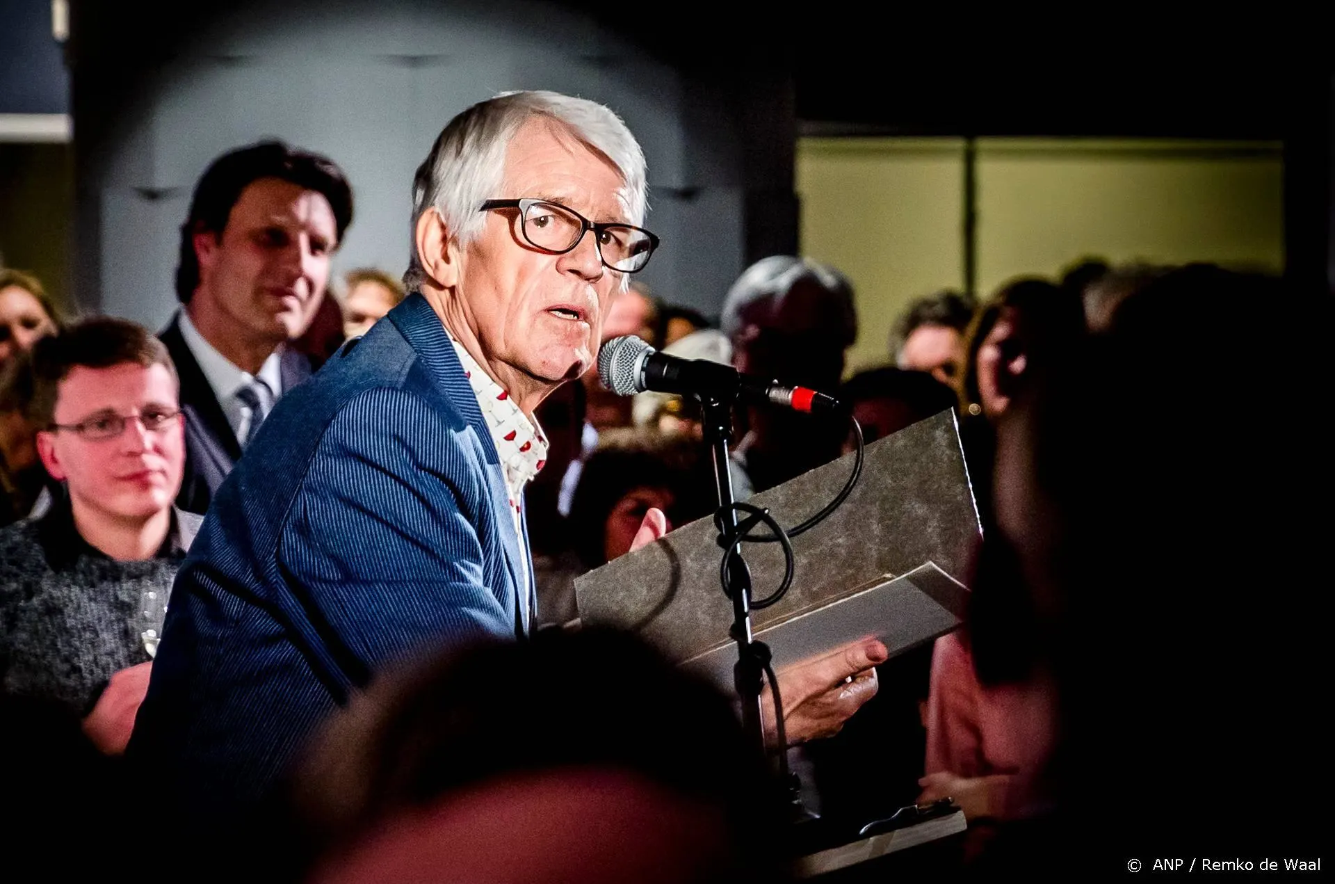 Kees van Kooten leest Nationale Voorleeslunchverhaal op tv