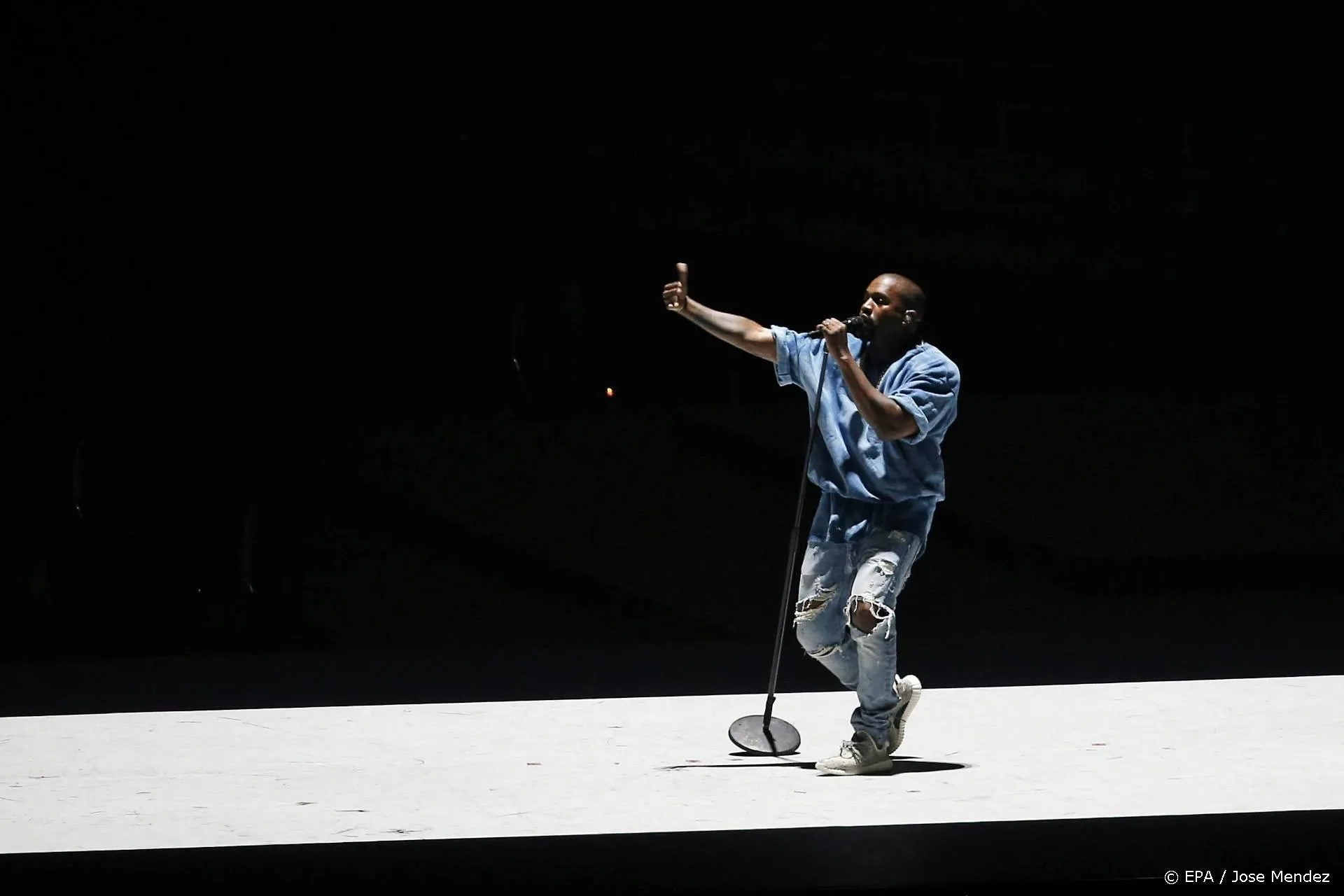 Kanye West doet push-ups en dut tijdens tweede releasefeest