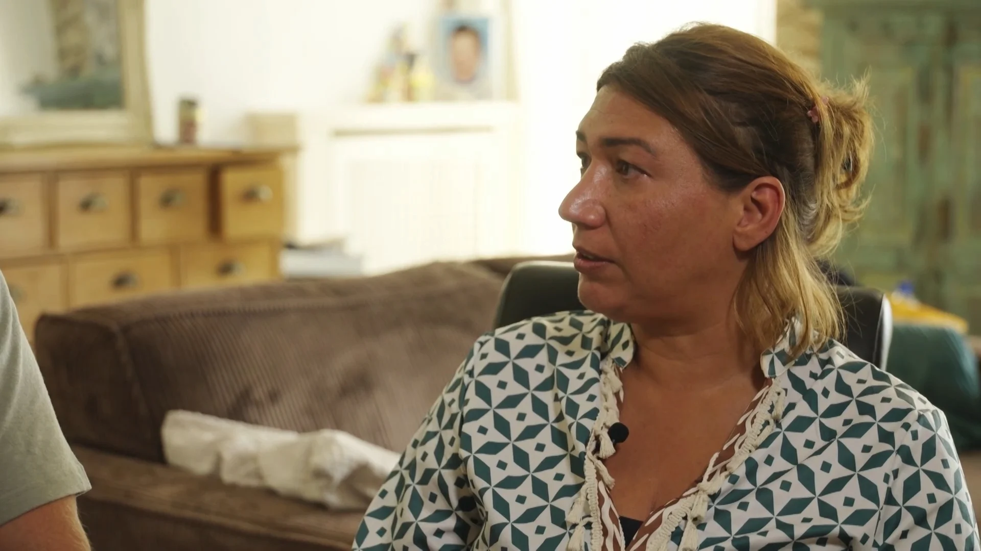 Viviane hoort na vader's dood dat hij niet haar vader is (Waar Is Mijn Erfenis)