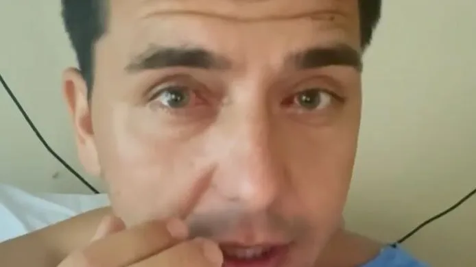 ZIEN: Jan Smit bezeert zijn hoofd en scheldt erop los