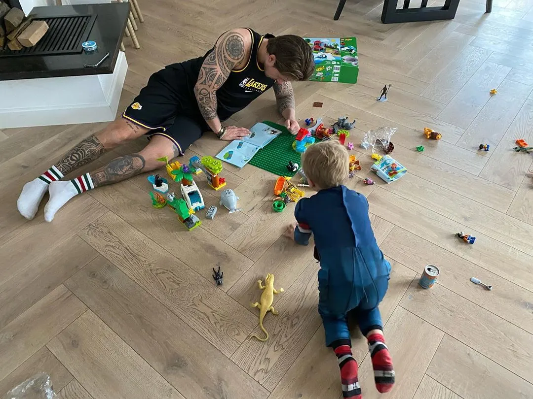 Tijd genoeg: BN'ers spelen met speelgoed van de kids