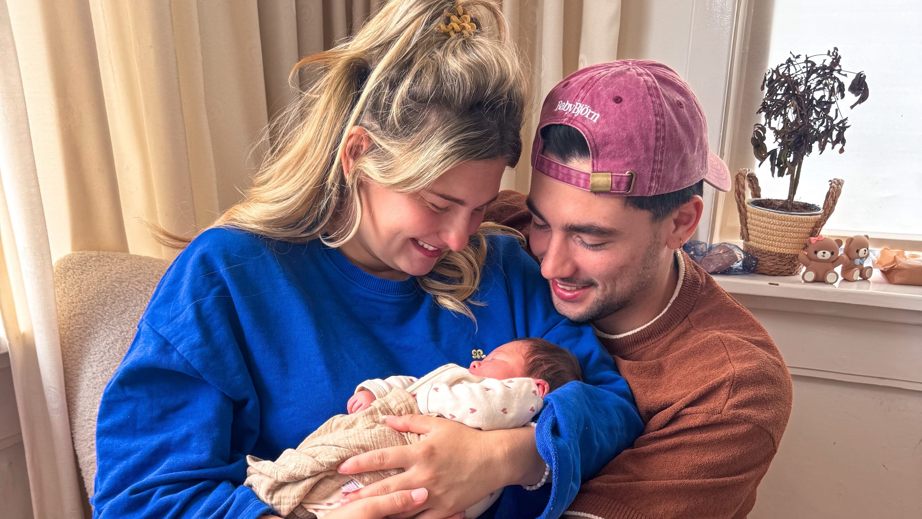 B&B Vol Liefde-baby Daní en Joy bereikt aandoenlijke 'mijlpaal' met melk drinken
