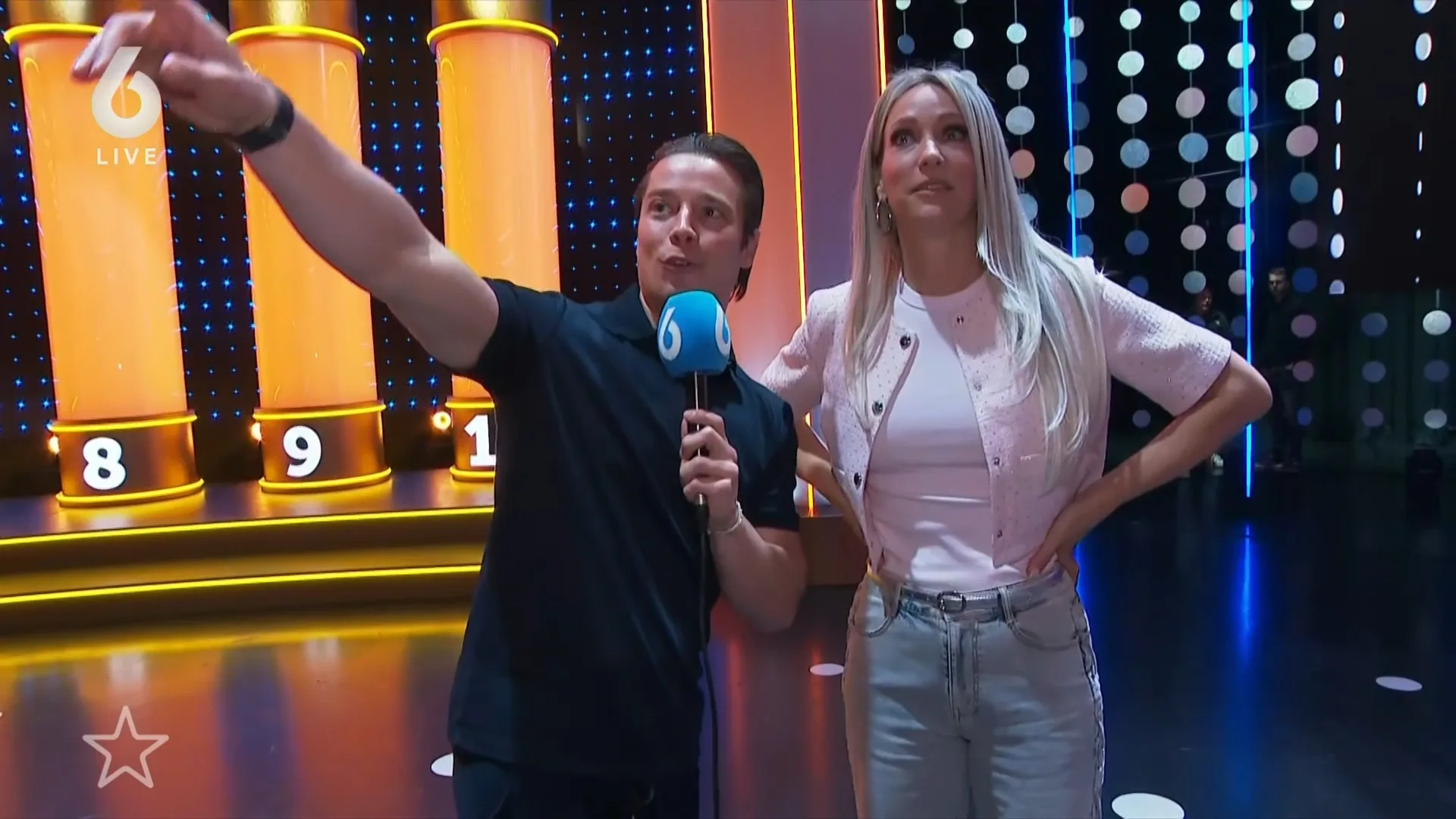 Hélène Hendriks geeft rondleiding door studio Staatsloterijshow