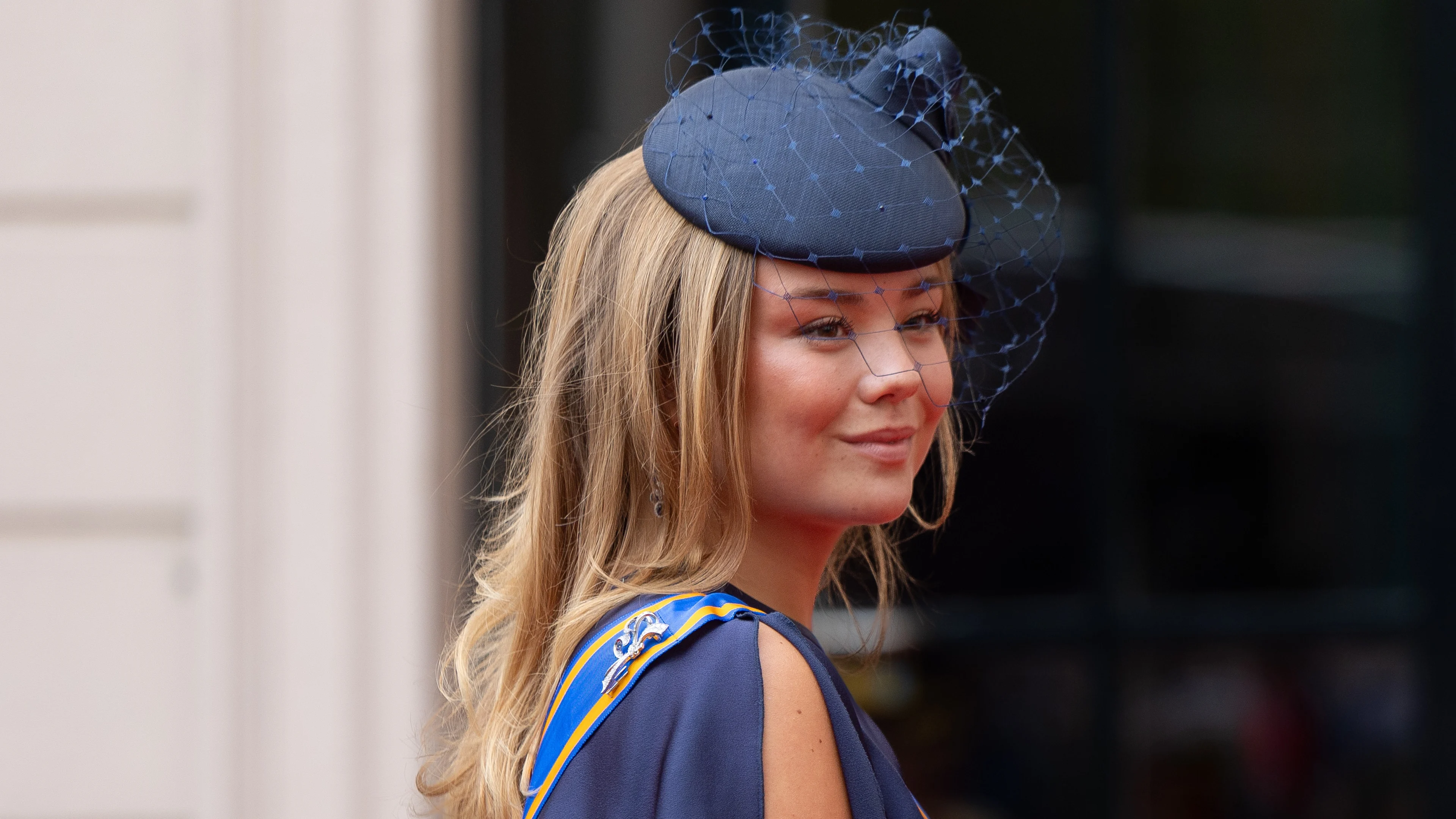 Dit prijskaartje hangt aan de Prinsjesdag-jurk van Ariane