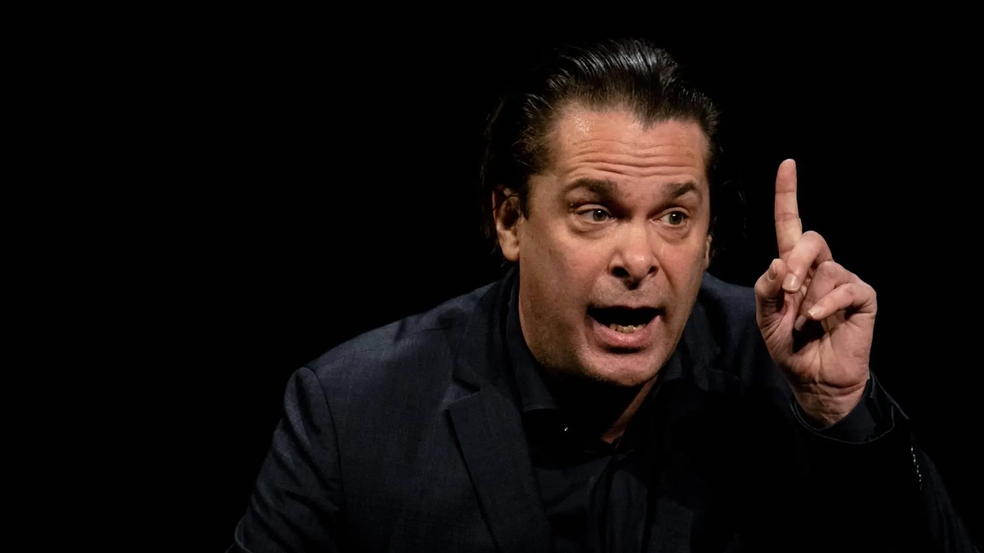 Hans Teeuwen kondigt groots nieuws aan