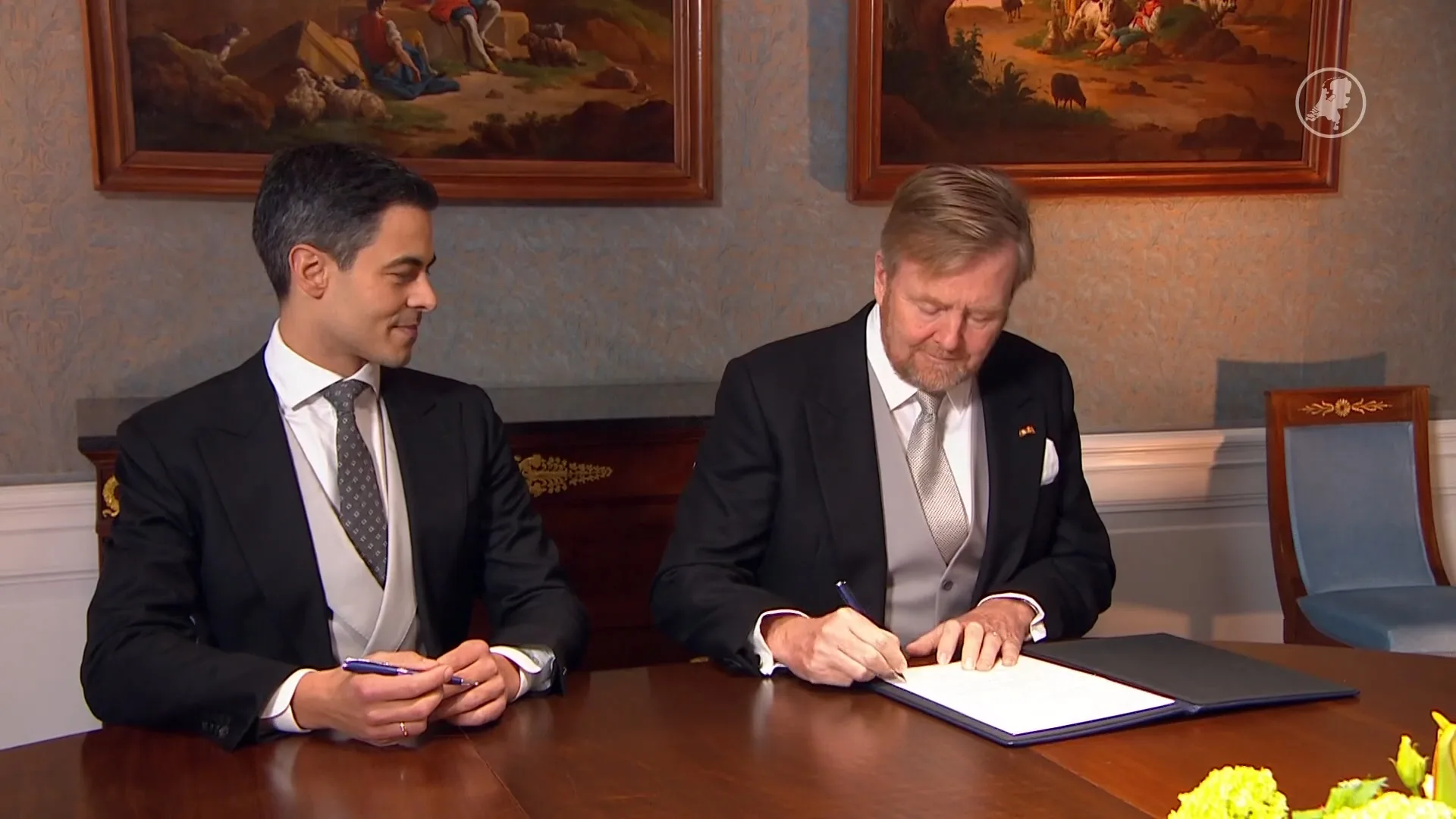 Koning en Jetten ondertekenen ontslag kabinet-Schoof (Hart van Nederland - Late Editie)