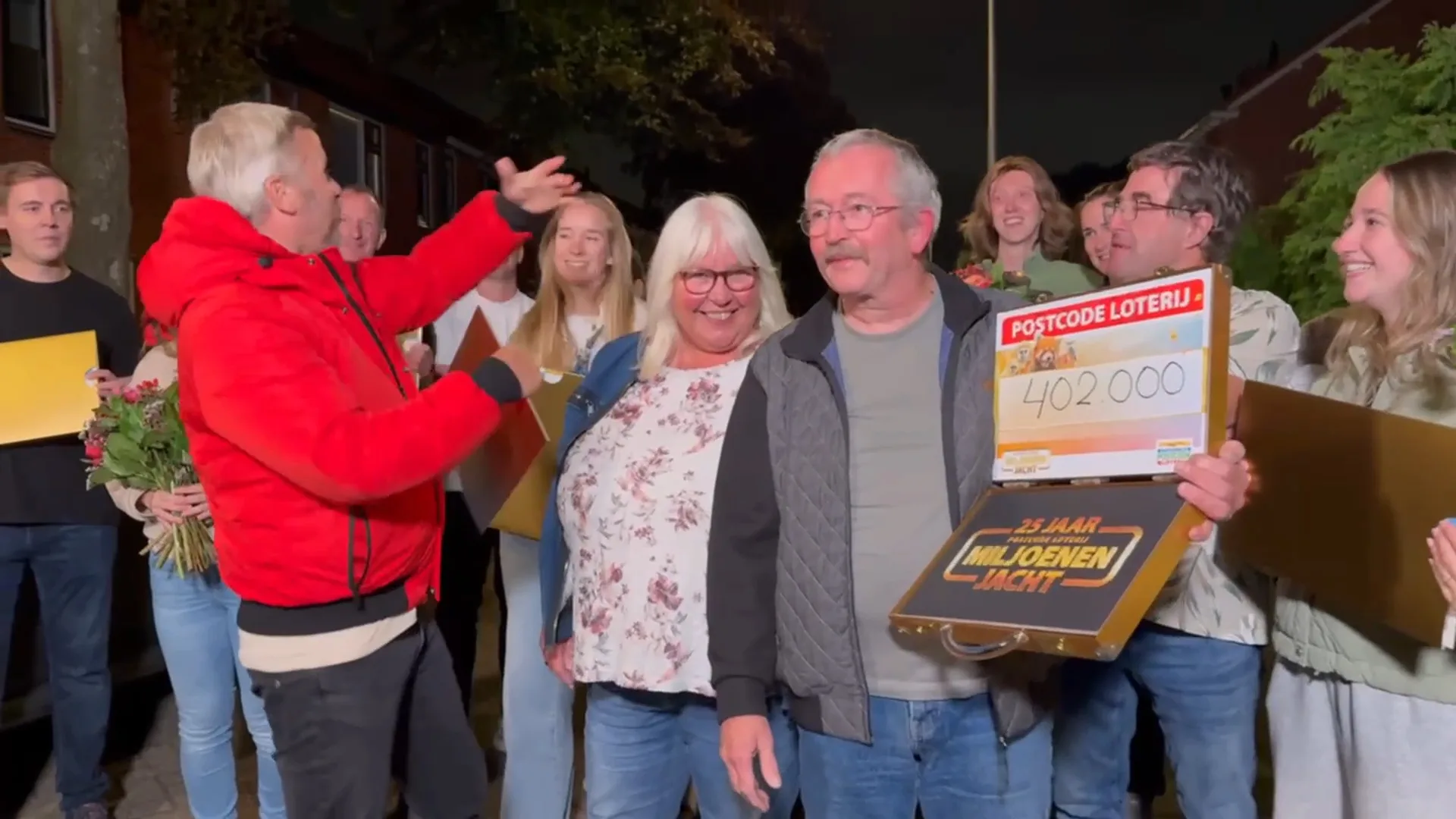 Winston Gerschtanowitz deelt prijs thuiswinnaars Miljoenenjacht uit