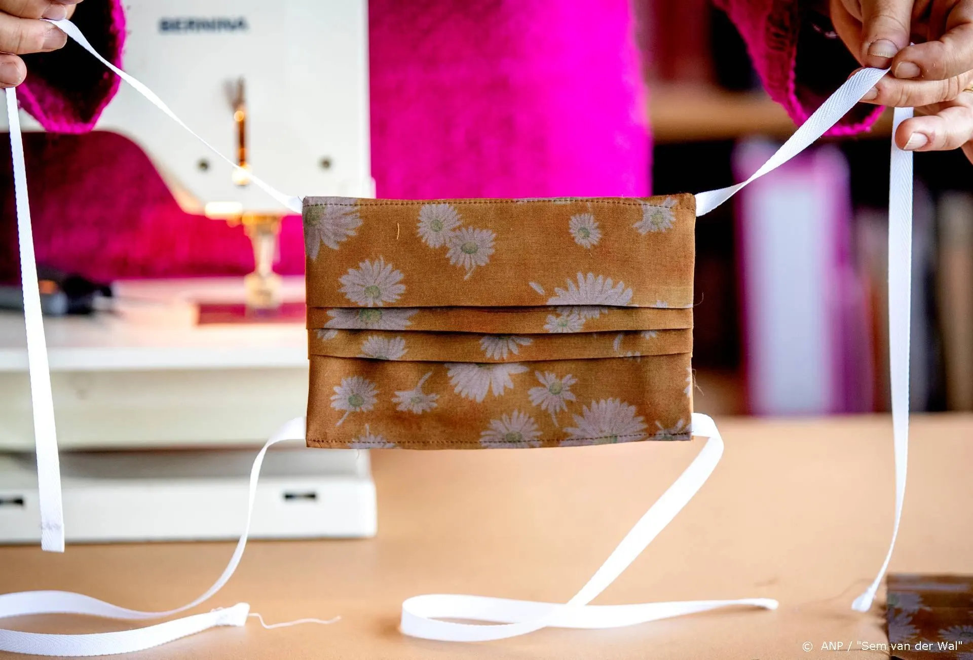 Nationale Opera &amp; Ballet maakt mondkapjes van eigen productiestof