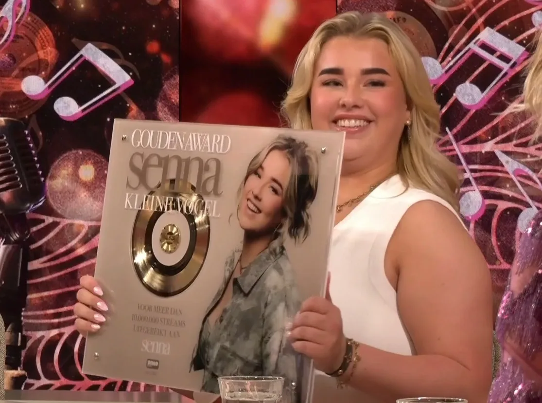 Zangeres Senna in de studio verrast met Gouden Award