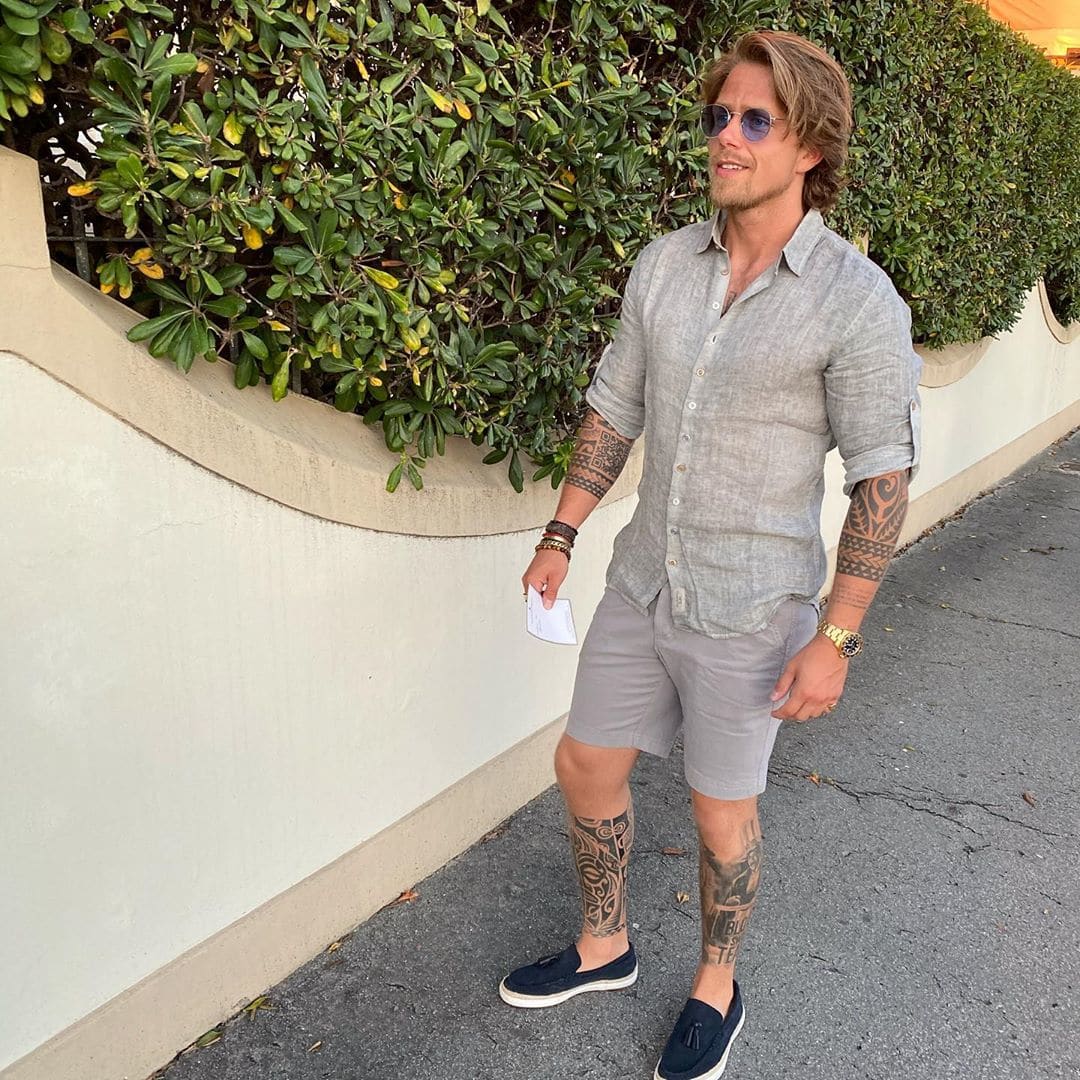 André Hazes laat zijn spierballen zien