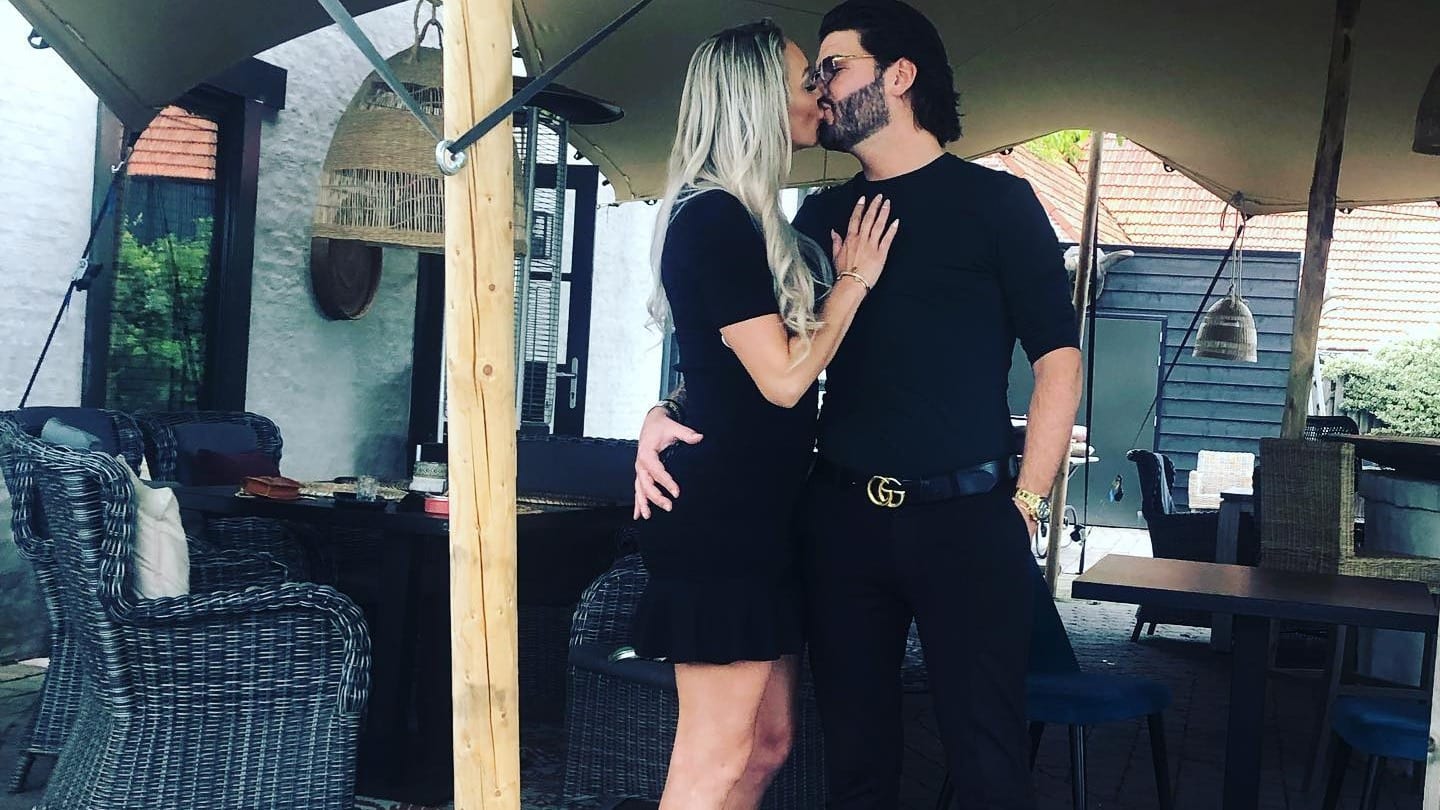 Roy Donders en zijn vriendin vieren de liefde