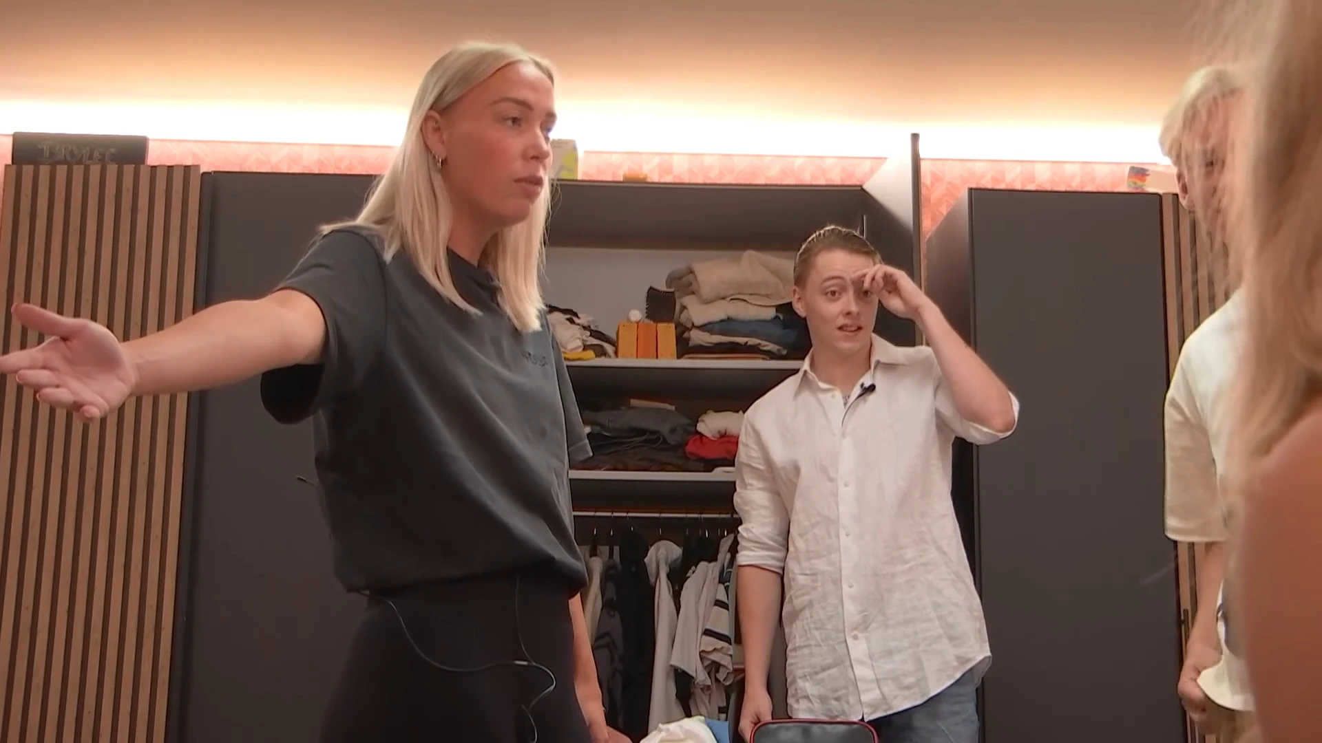 Demi’s vieze onderbroeken en sokken zijn vermist!