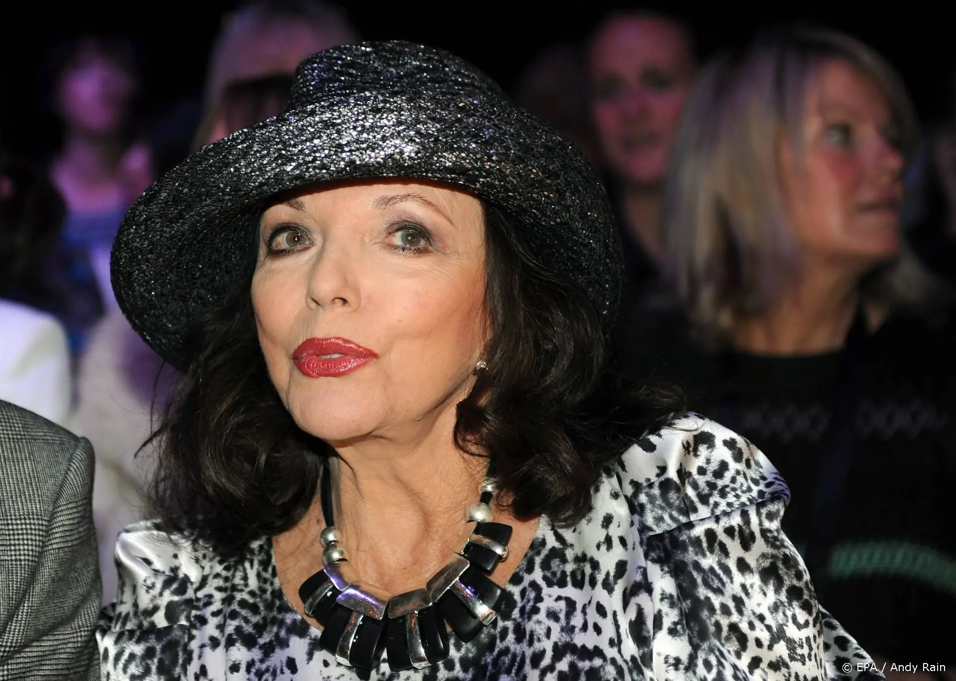 Joan Collins haalt keihard uit naar Dynasty-collega John Forsythe