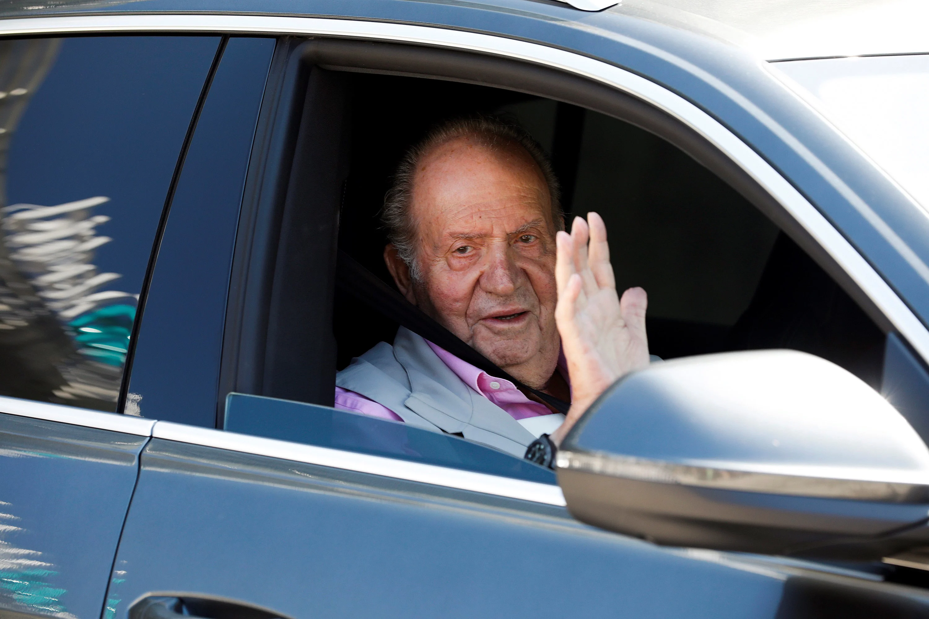 Van corruptie verdachte Juan Carlos vertrekt uit Spanje