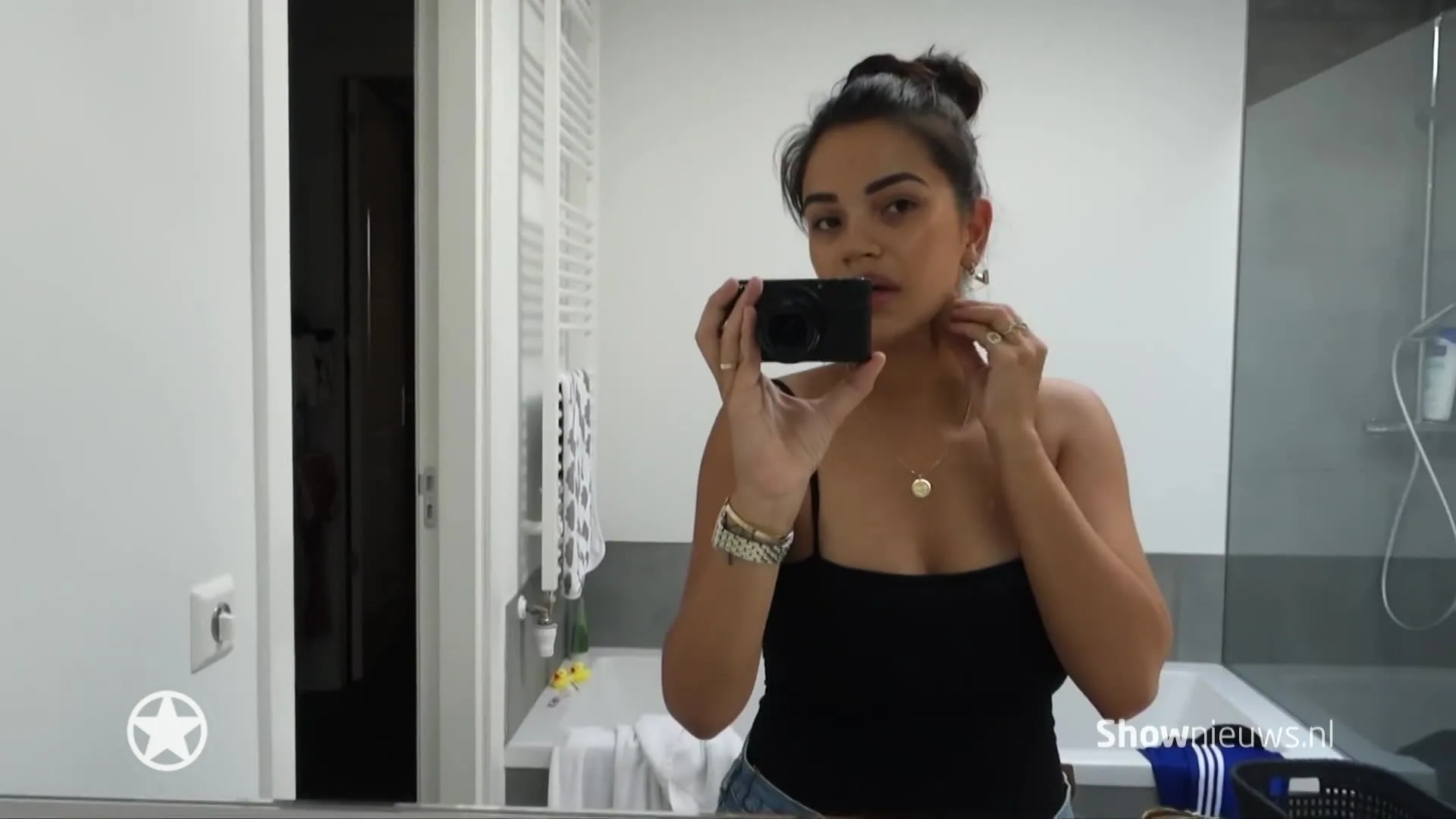 Monica Geuze showt lichaam twee weken na bevalling