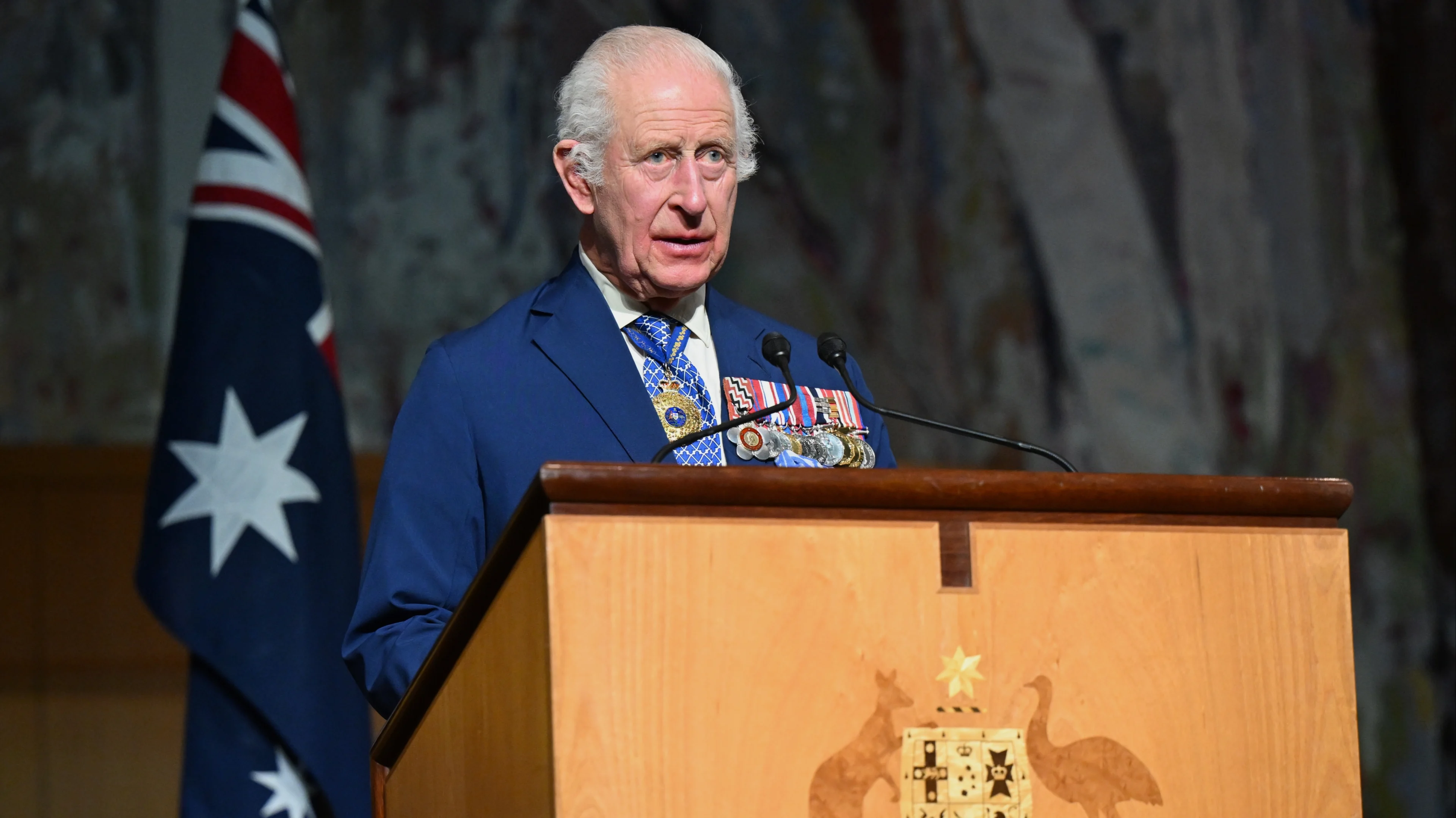 Koning Charles belaagd door Australische senator en alpaca