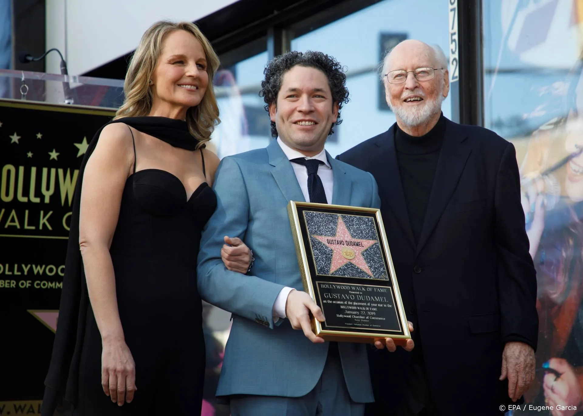 Koningin Elizabeth reikt postuum lintje uit aan John Williams