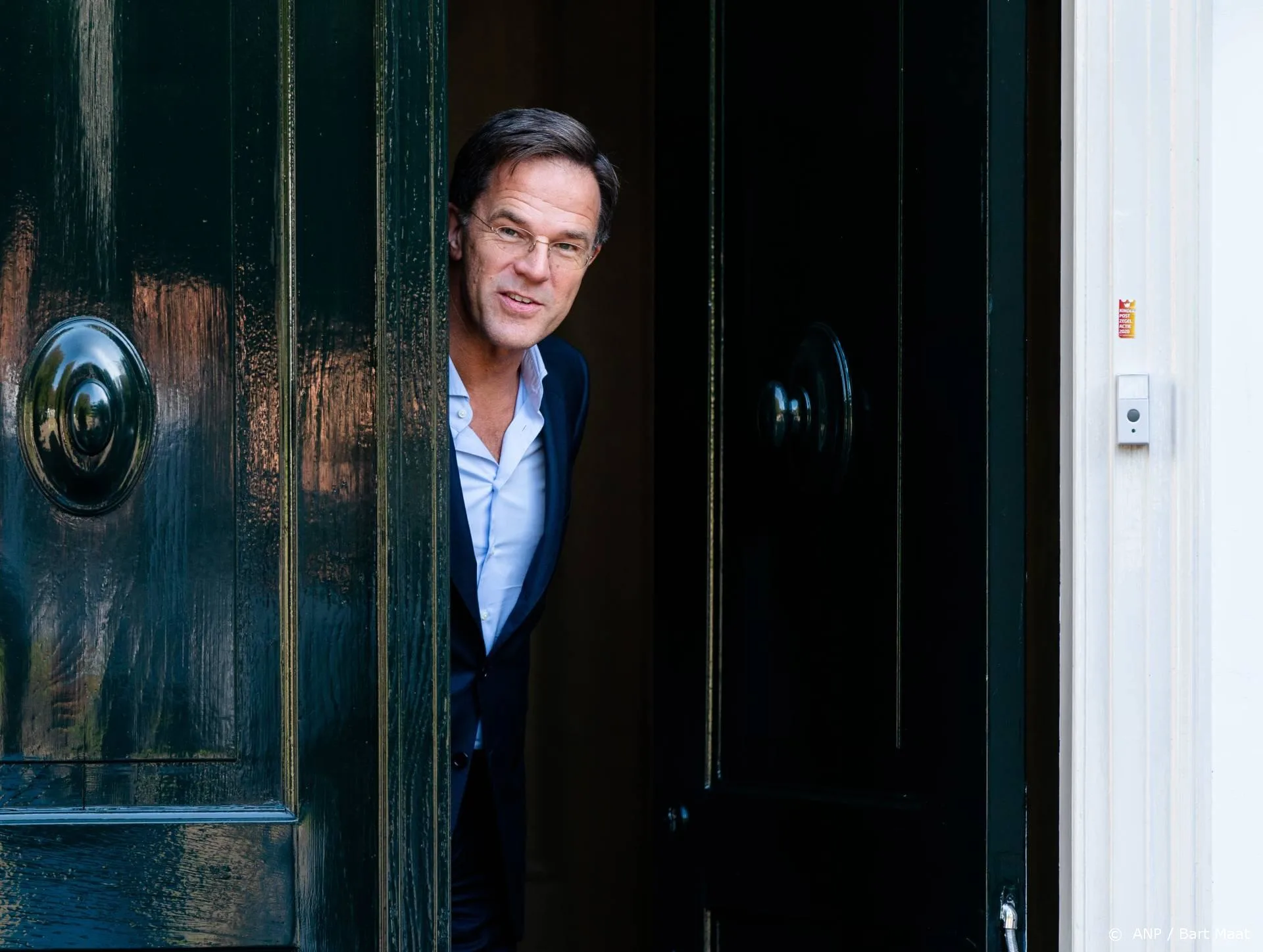 ZIEN: Mark Rutte gaat viral met bizarre foto
