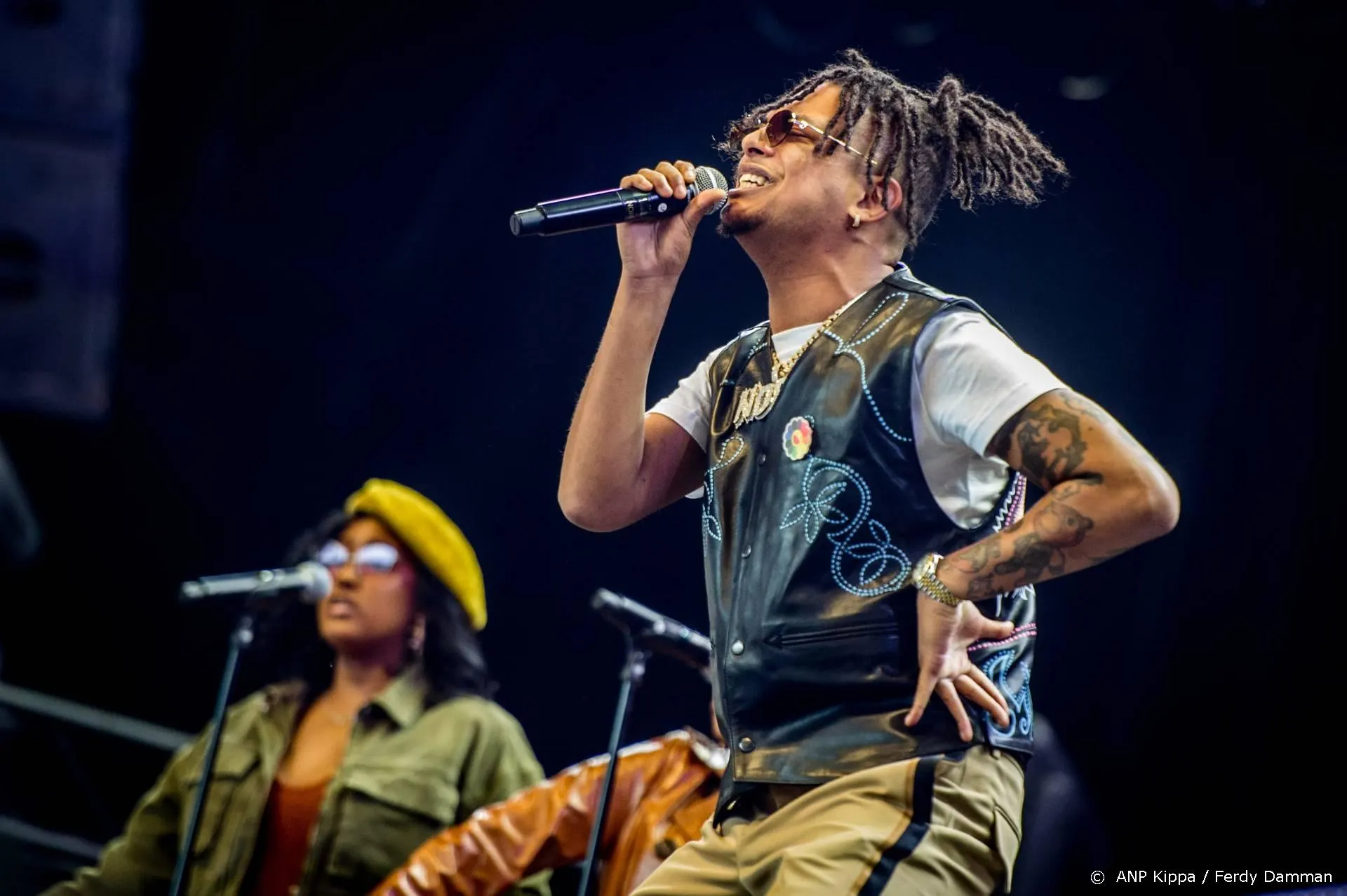 Ronnie Flex en bekende voetballer scoren met nummer 1-hit