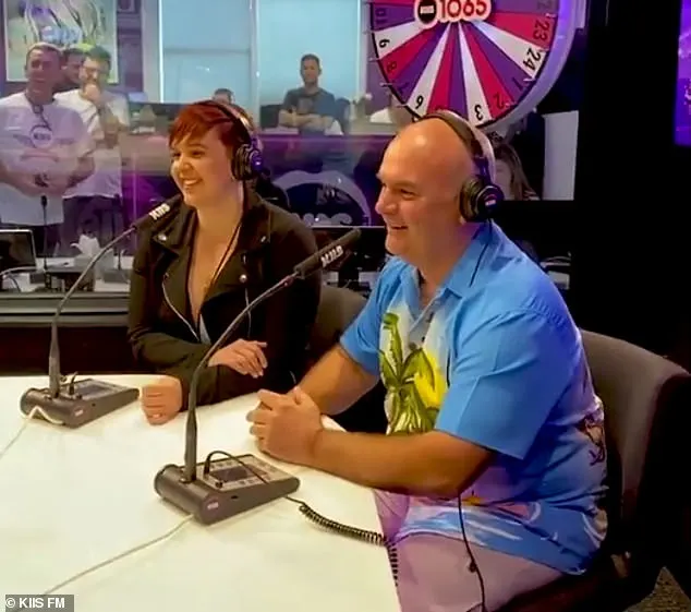 ZIEN: Bizar radiospel, vader en dochter zoenen voor geldprijs