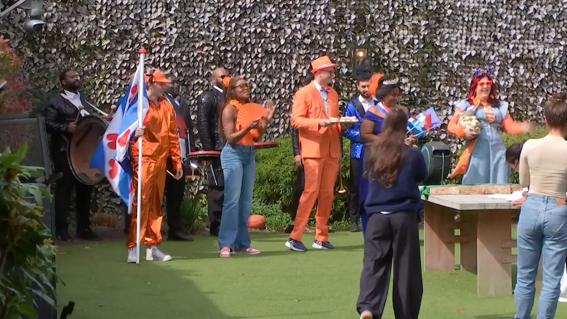 Déze oud-Bondgenoten lopen de loods in