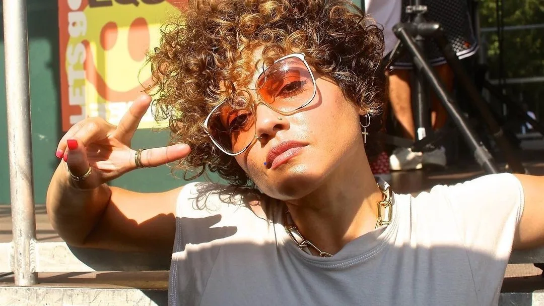 Zangeres Brass Against zegt sorry voor plassen over fan