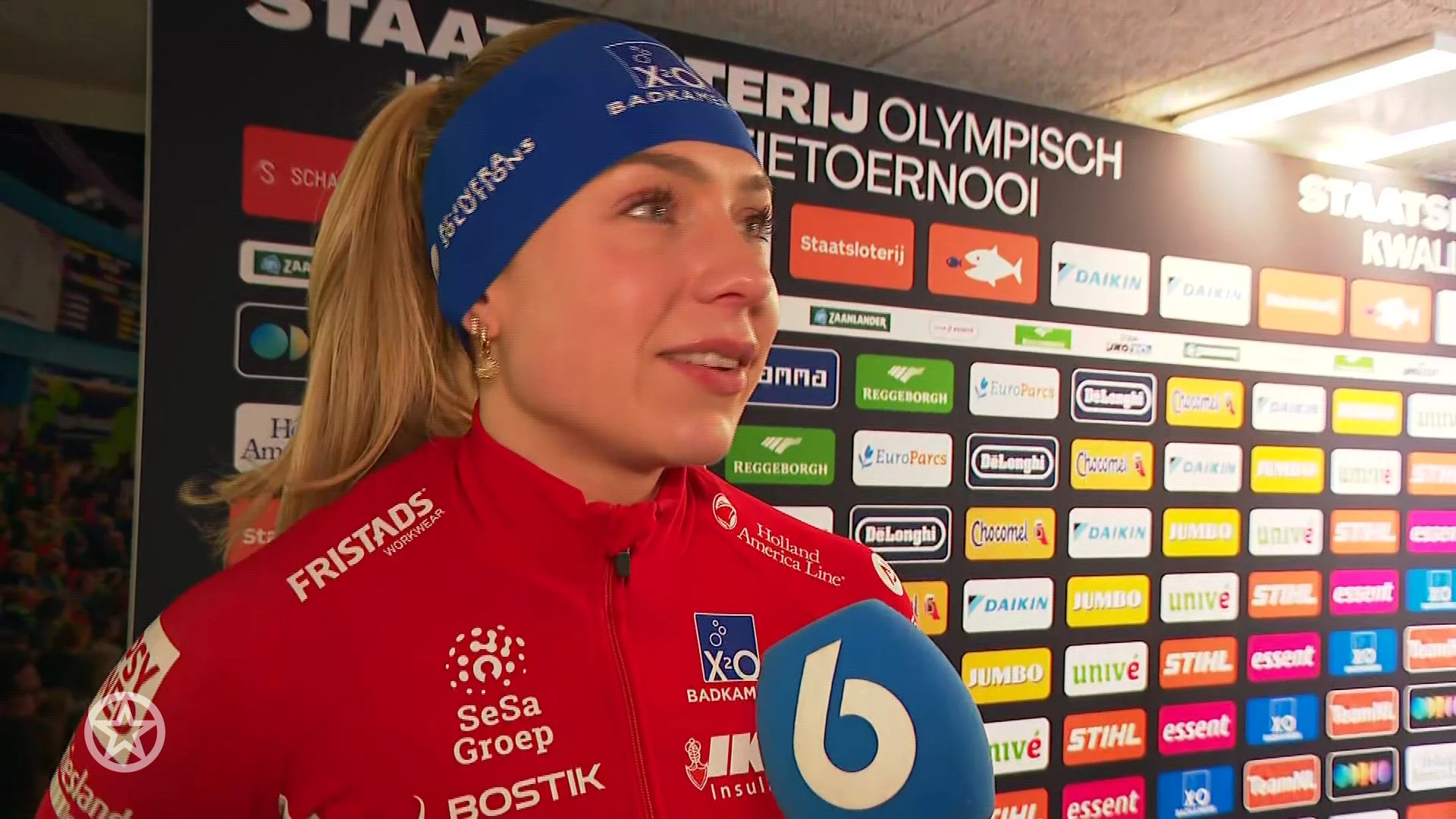 Schaatsster Joy Beune in tranen