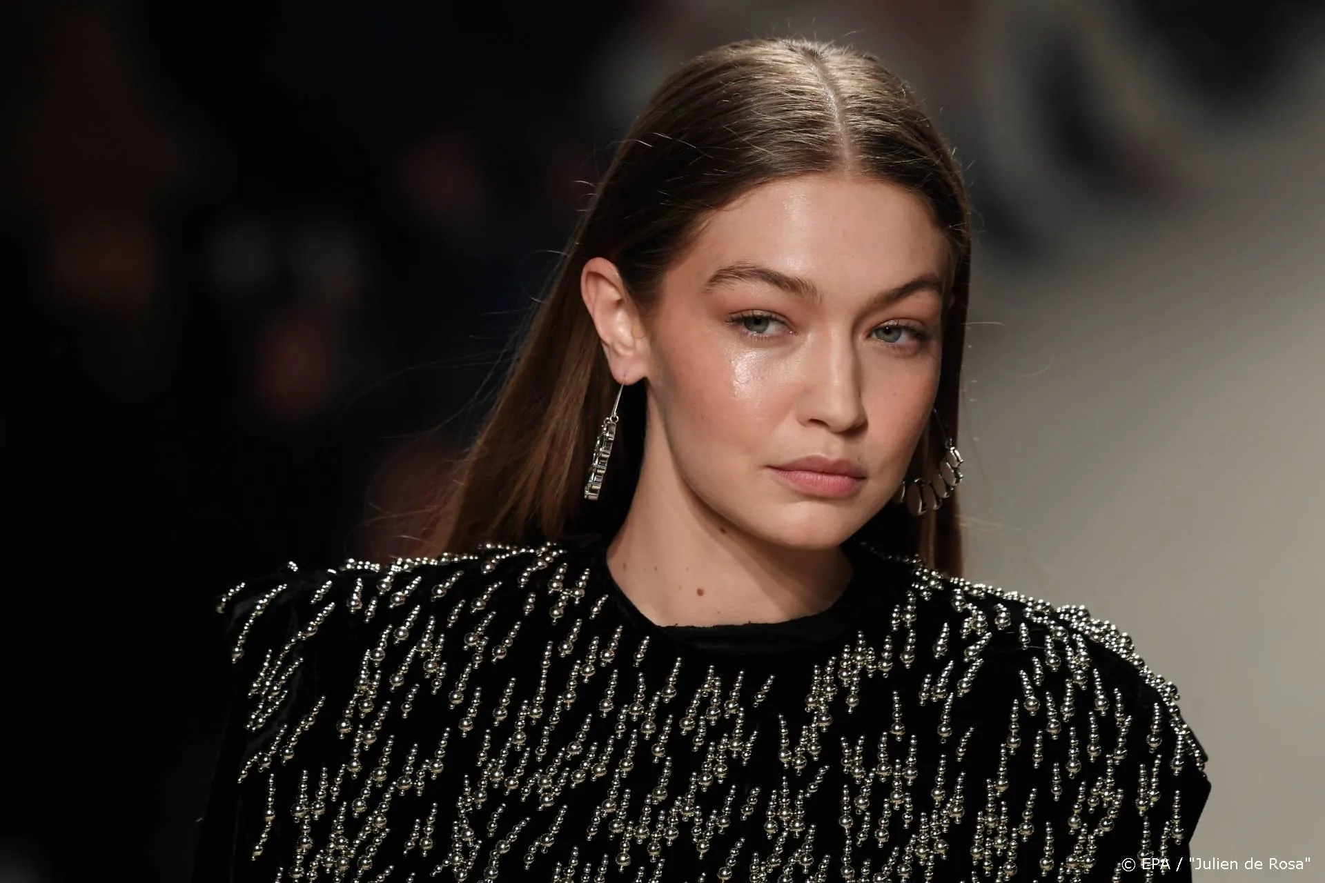 ZIEN: Zwangere Gigi Hadid pronkt met buik in fotoshoot