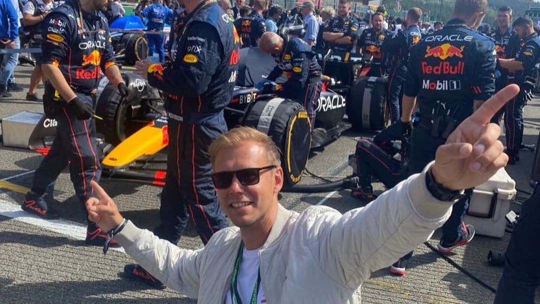 Armin van Buuren feliciteert Verstappen met winst Grote Prijs