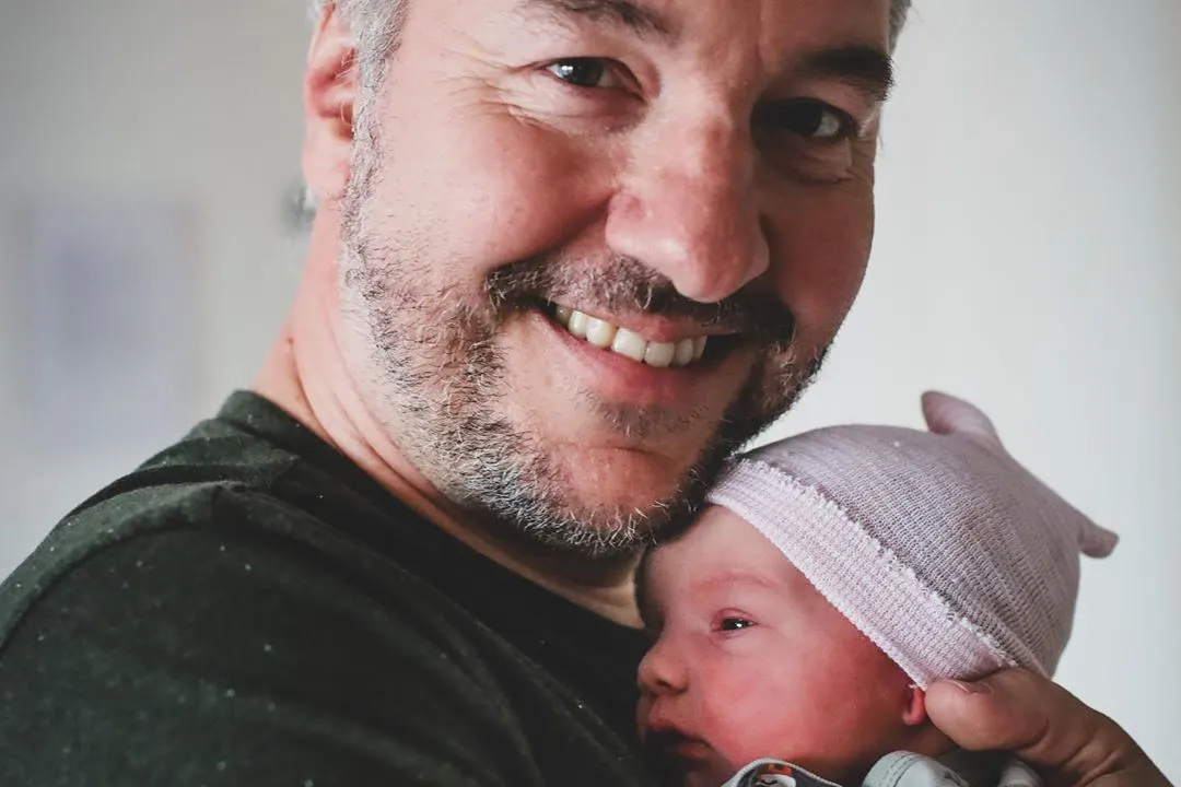 Radio-dj Dennis Ruyer verwelkomt dochtertje