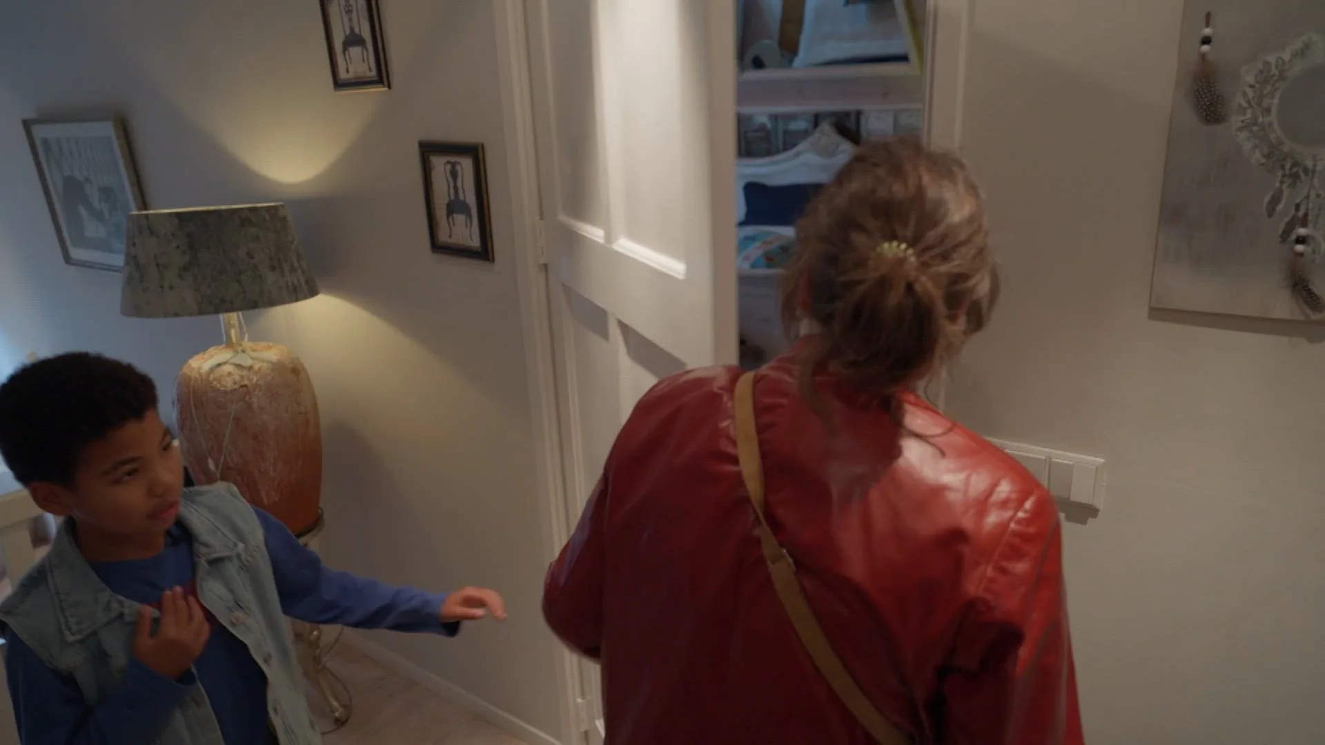 Ans en Thabo zien slaap- en kleedkamer