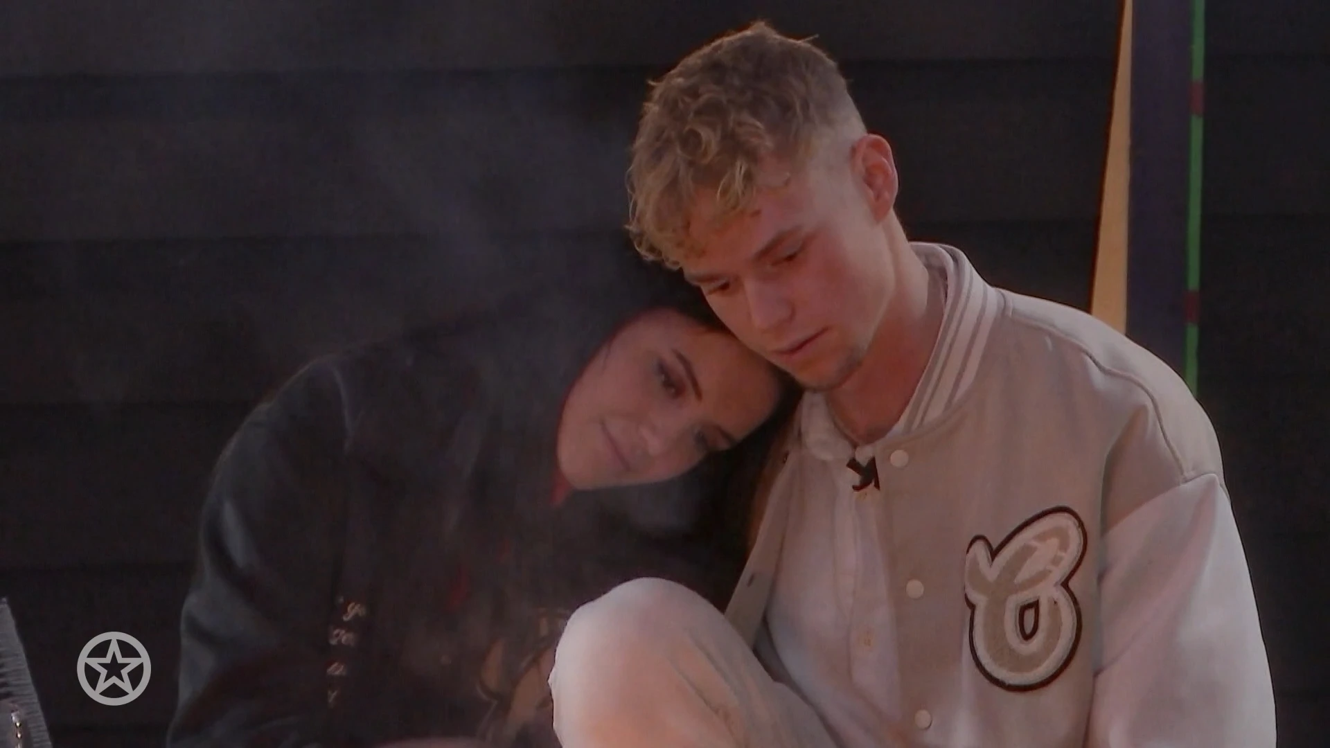 Senna moedigt haar verloofde Floris aan bij terugkeer in De Bondgenoten