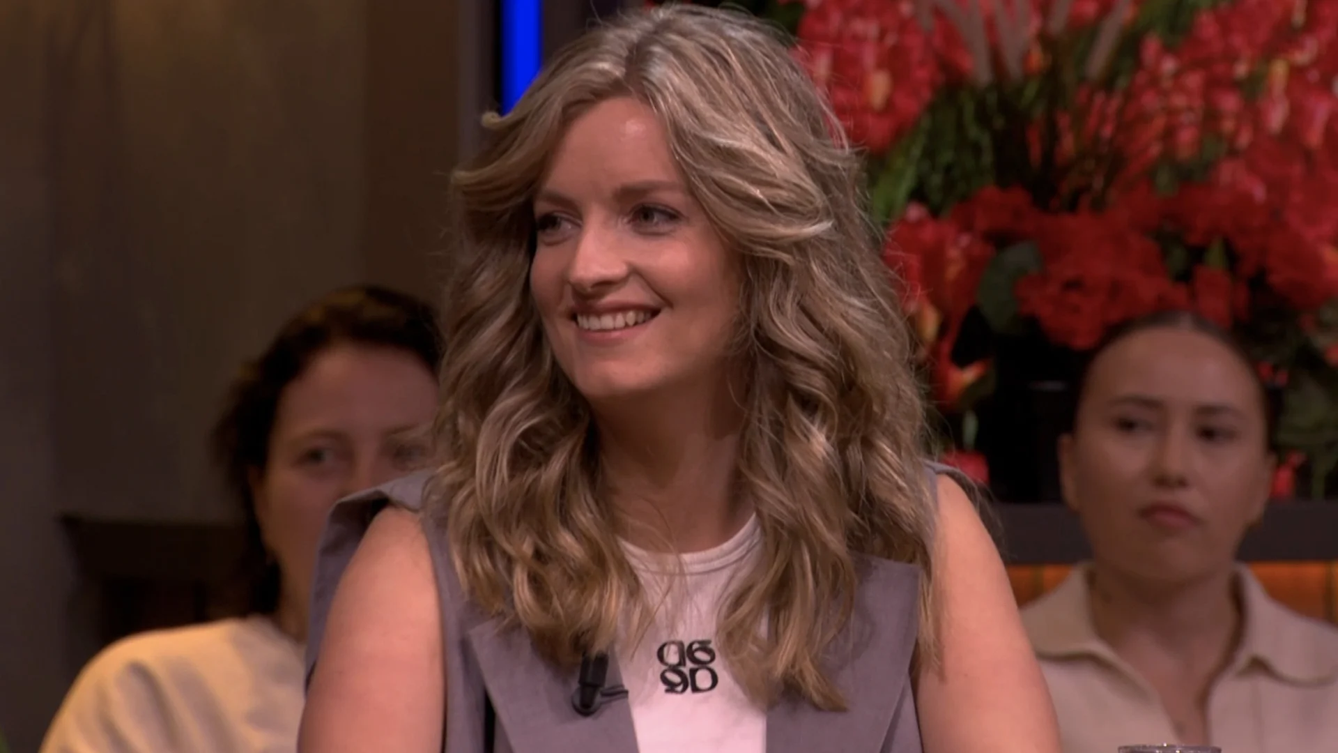 Merel Ek terug bij De Oranjezondag na bevalling: 'Hij groeit lekker!'