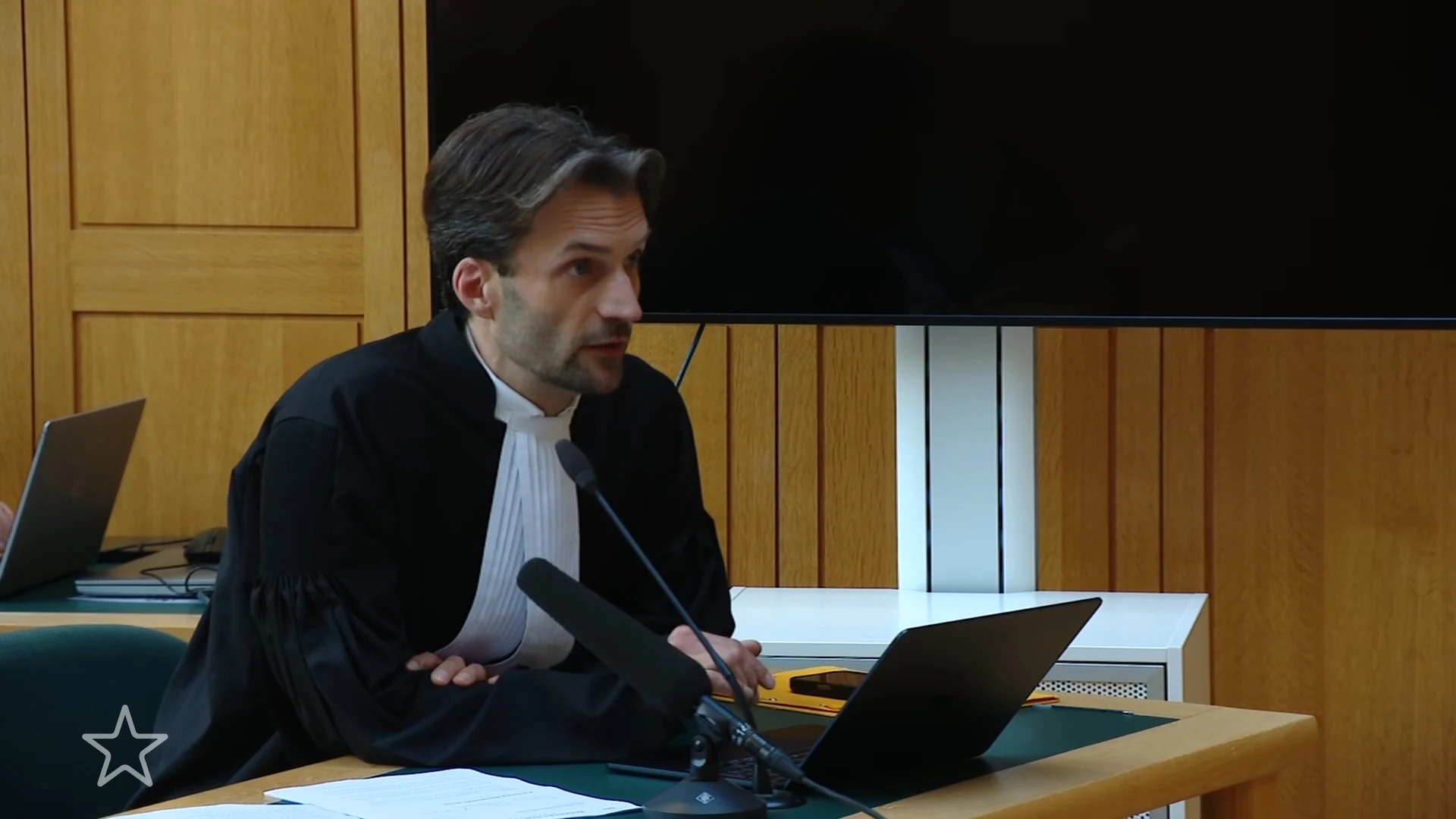 Advocaat vraagt 12.500 euro schadevergoeding in mishandelingszaak tegen Peter Gillis (Shownieuws)