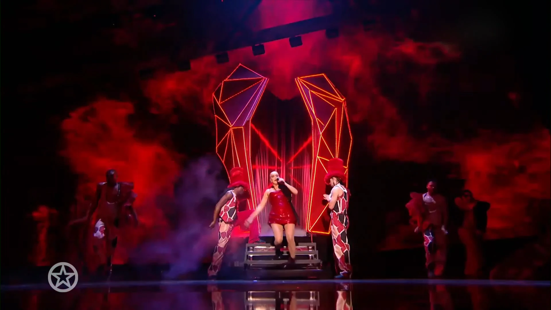 Anne-Marie maakt uitglijder op BRIT Awards-podium