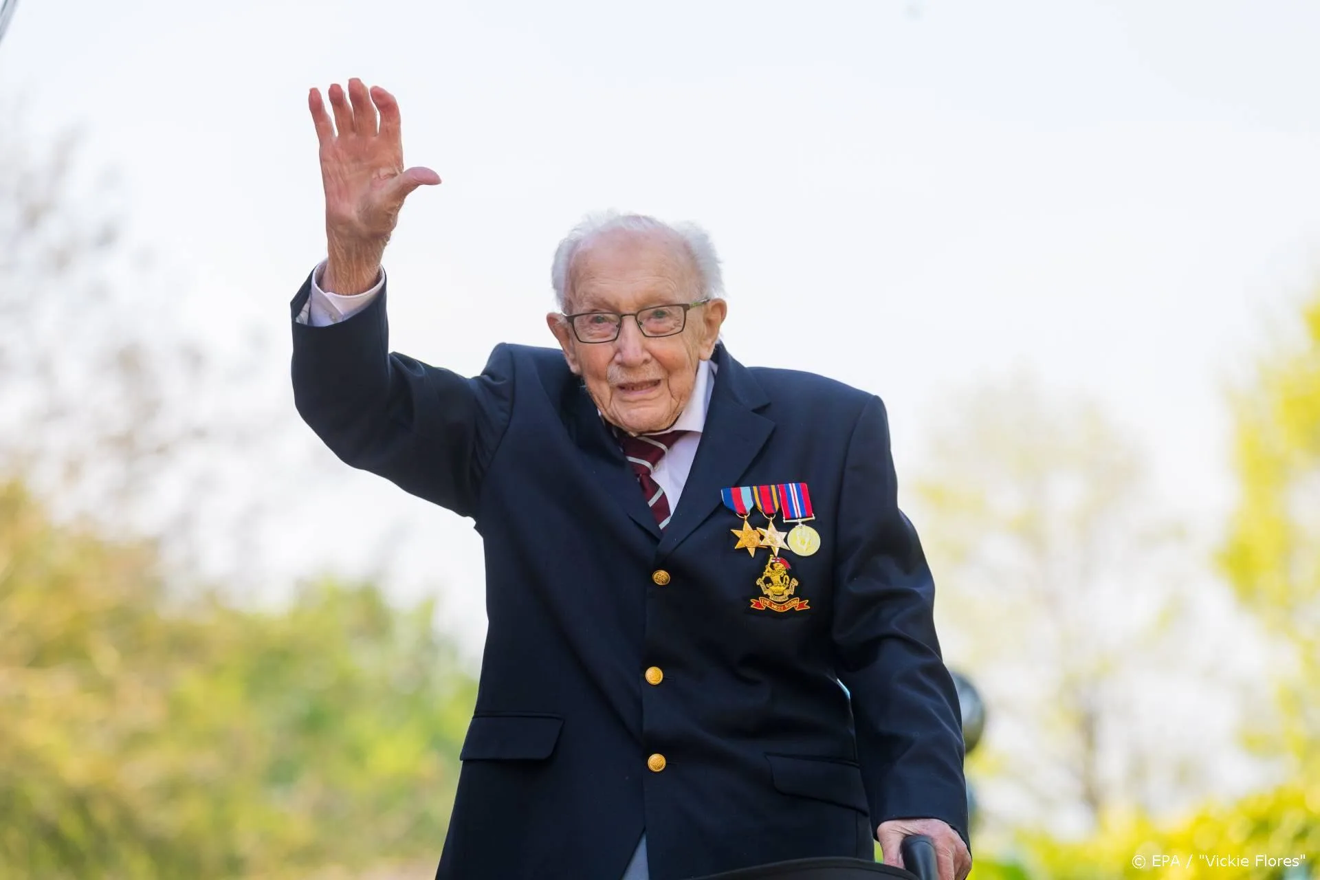 Veteraan Tom Moore (99) wordt oudste persoon met nummer 1-hit