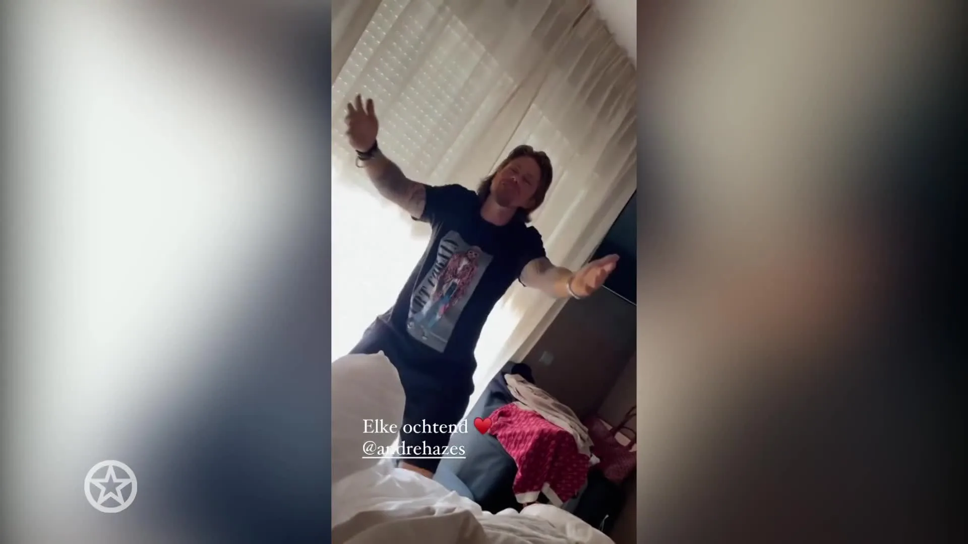 André zingt Sarah wakker