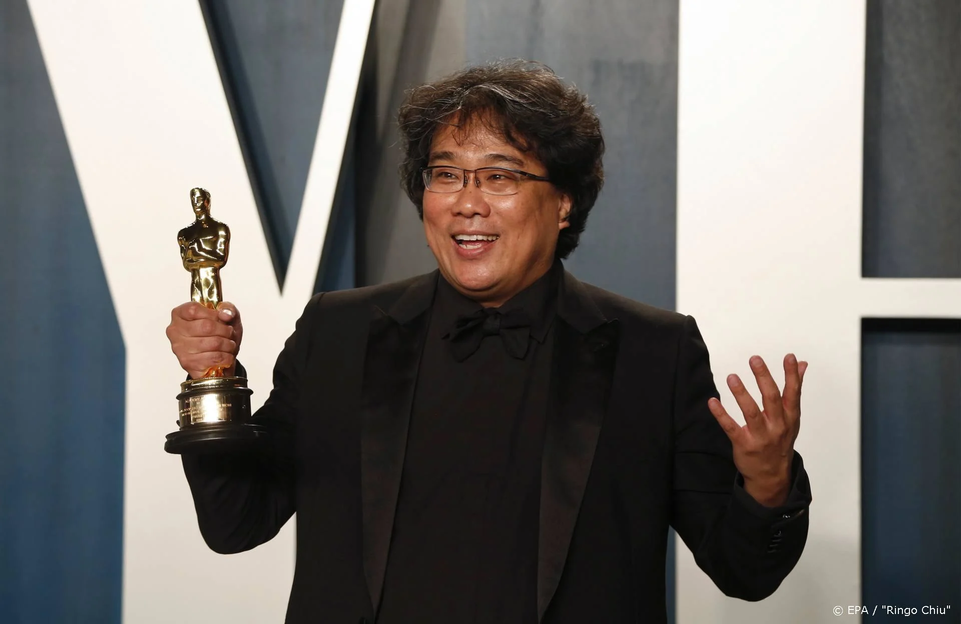 President Zuid-Korea feliciteert regisseur Parasite met Oscars