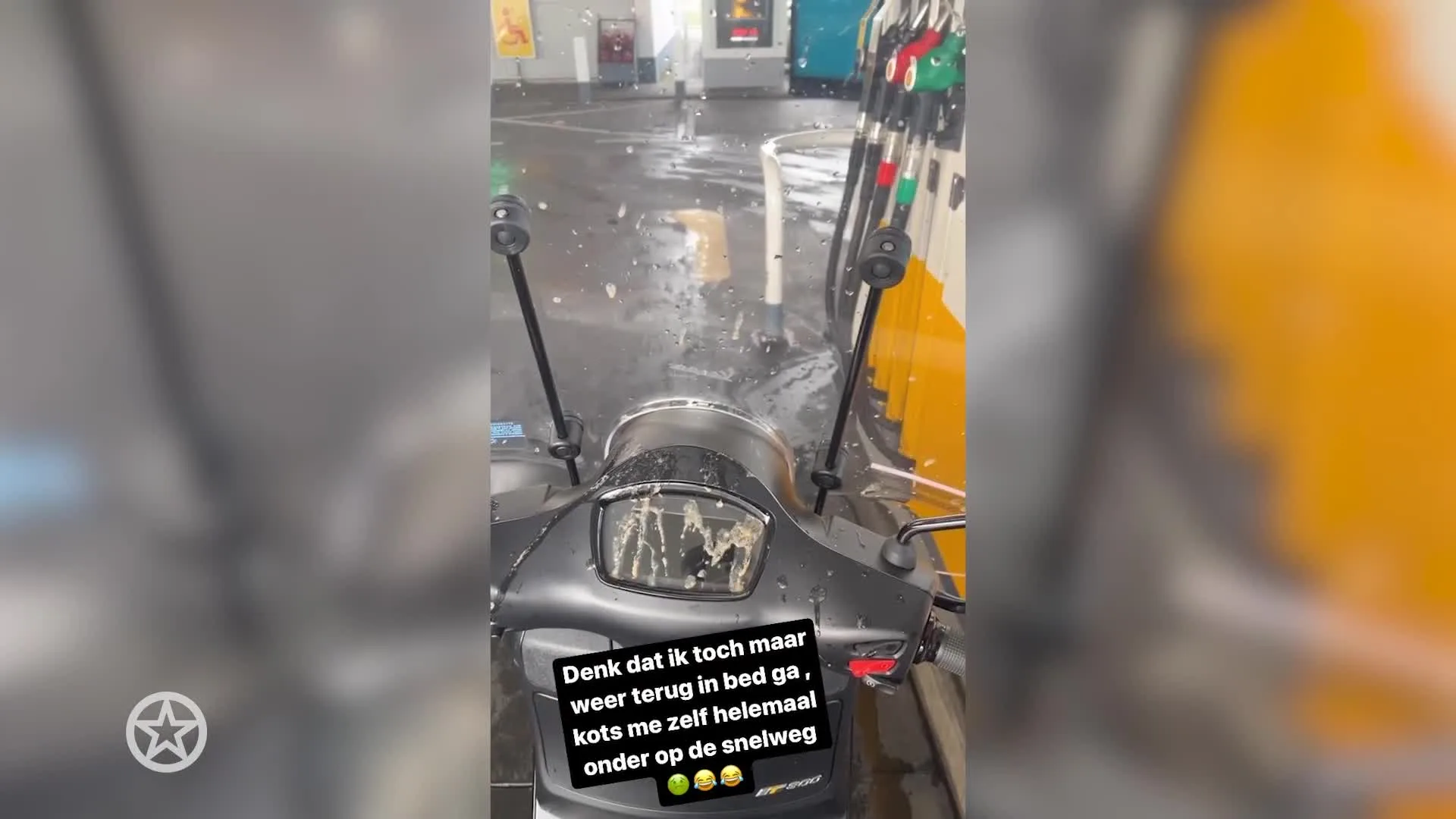 Dave Roelvink kotsend op scooter