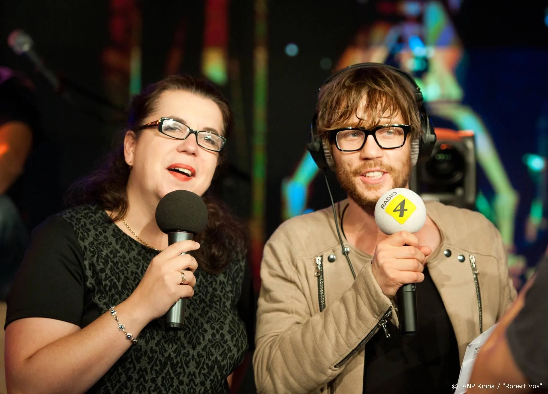 Operazangeres zingt beelden toe in museum